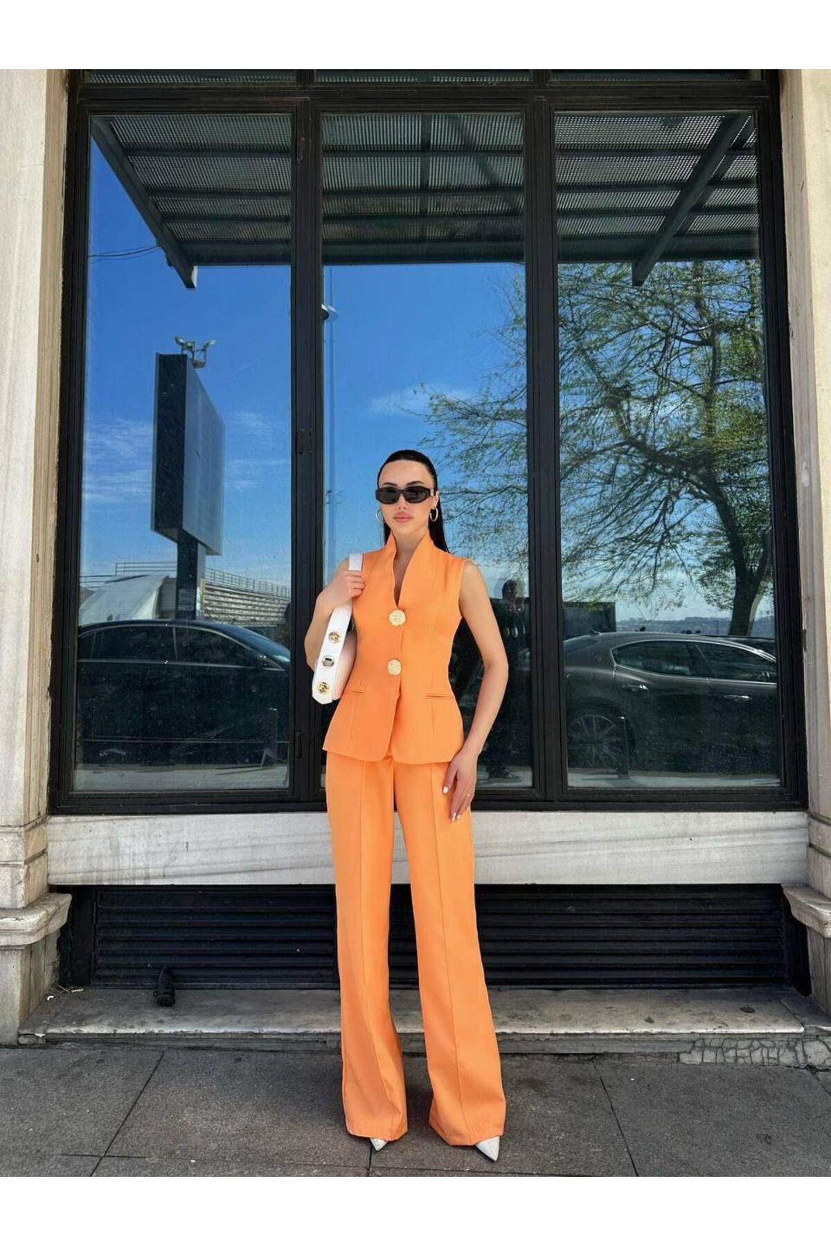 Moda Asrın Turuncu Yelek Pantolon Düğme Detaylı Takım