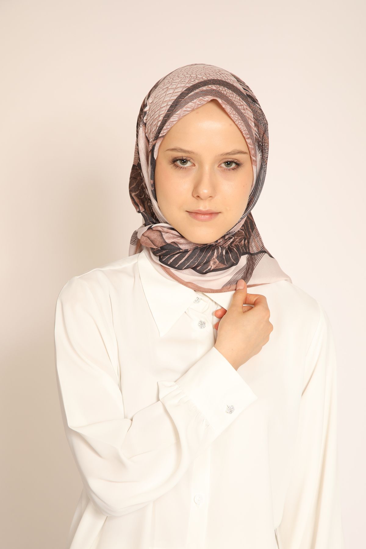 BERCHEM SCARF Bej ve Kahve Tonlarında Yılan Derisi Desenli Kadın Soft Eşarp – Modern ve Şık Soft Eşarp Modeli