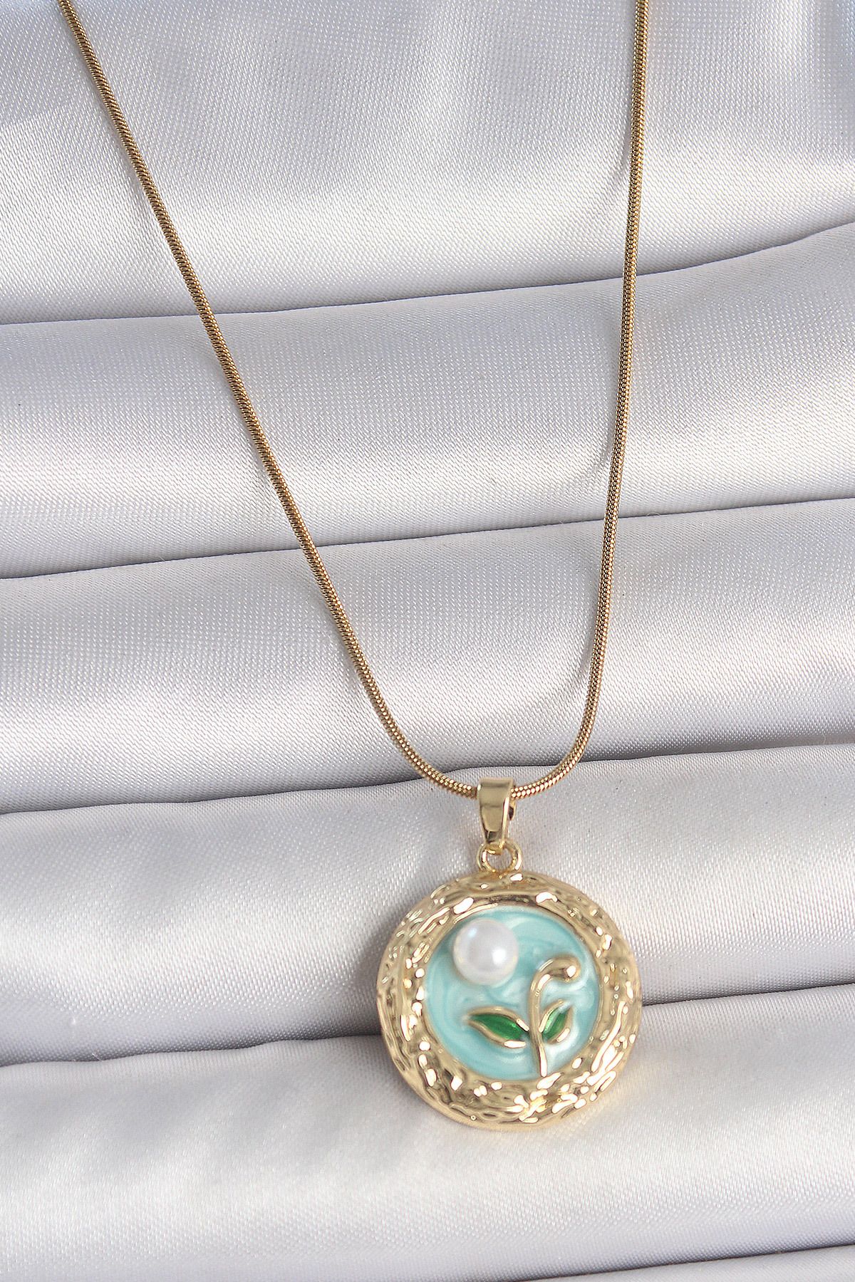 MELFSHOP 316L Çelik Gold Renk Zincir Mavi Çiçek İşlmeli İnci Detay Portre Model Kadın Kolye