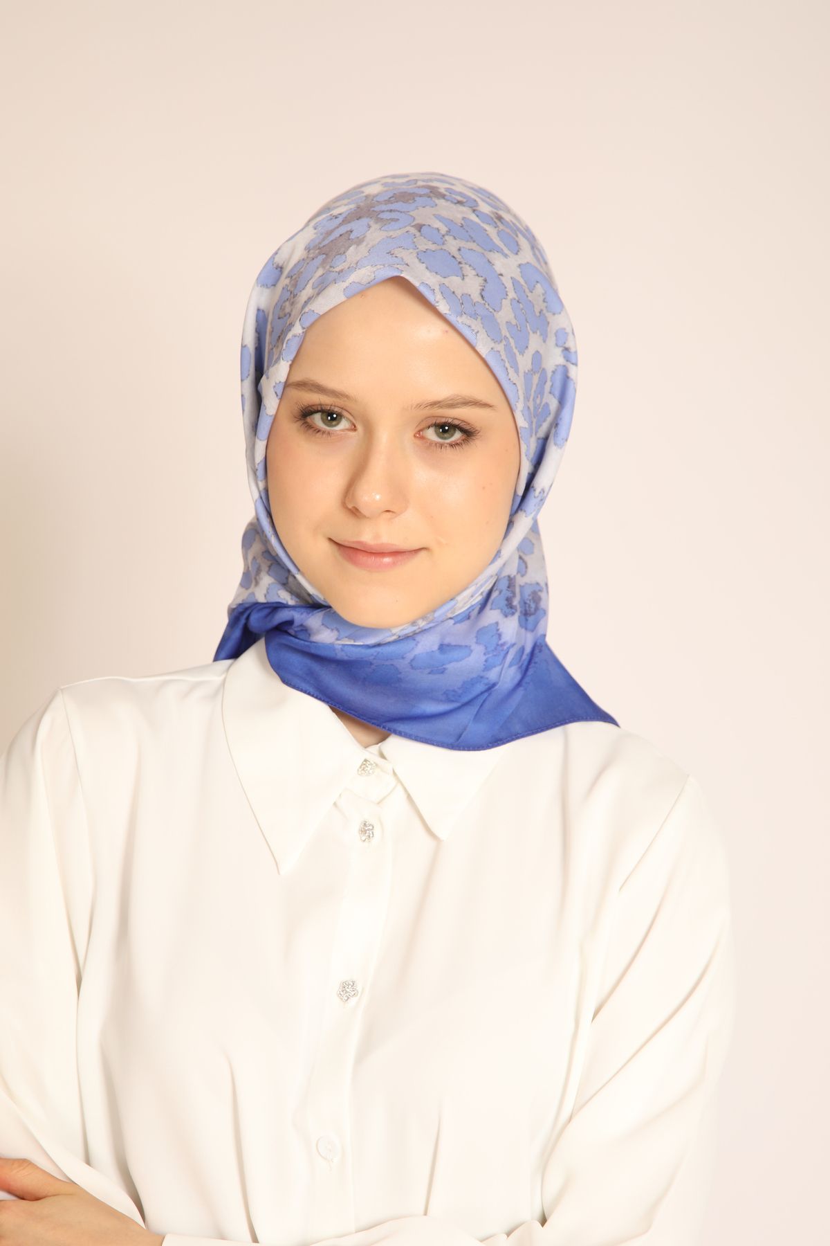BERCHEM SCARF Mavi Leopar Desenli Eşarp – Işıltılı ve Şık Tasarım