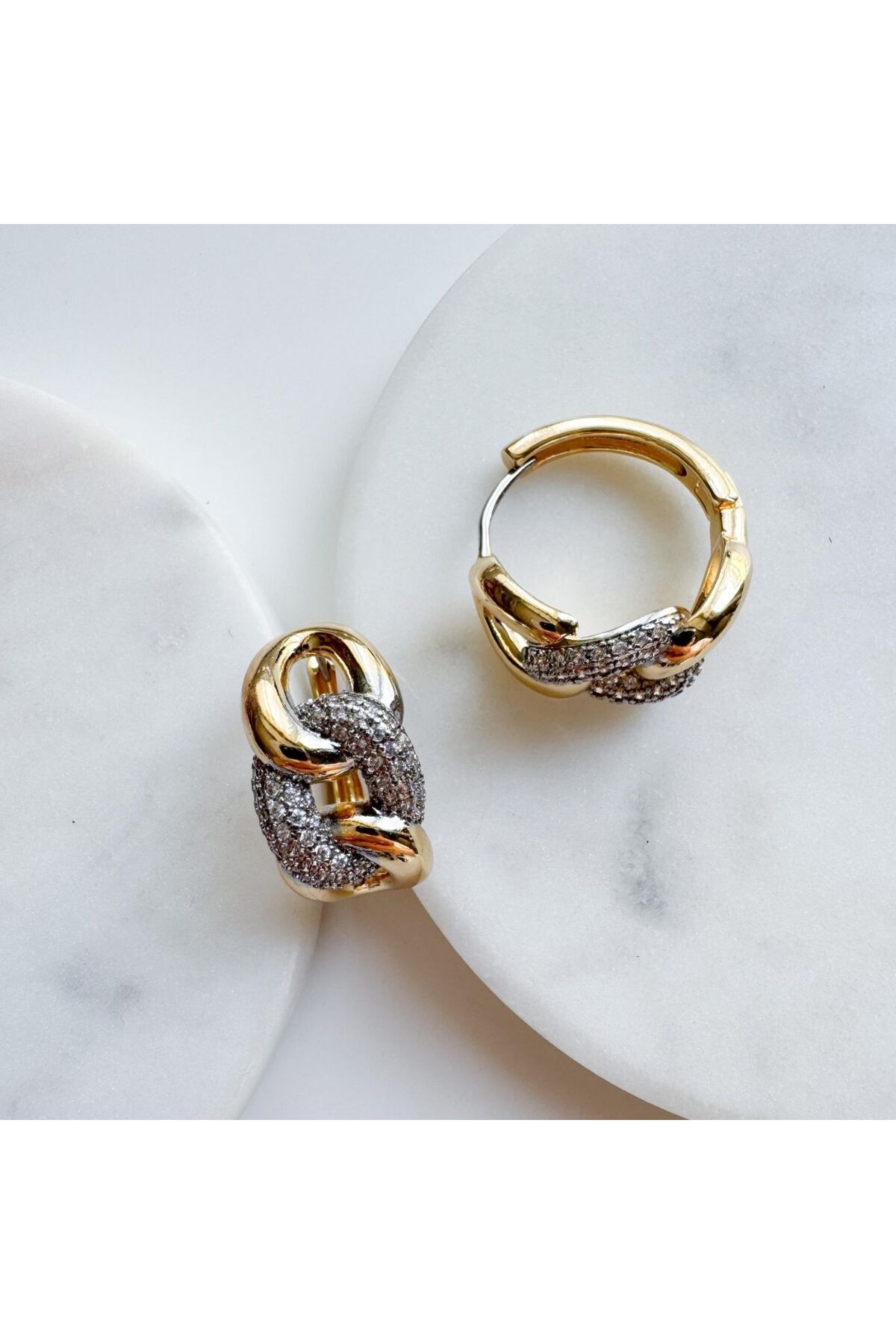 Butik Zincir Form Taş Detaylı Gold Çelik Küpe | Güçlü ve Gösterişli Stil Tamamlayıcı”
