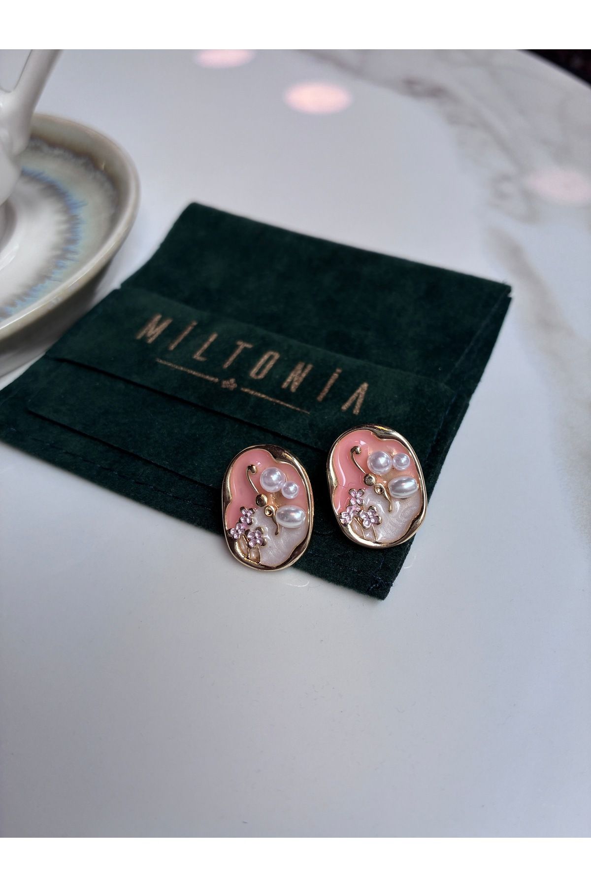 Miltonia Çiçek Motifli İncili Çelik Küpe