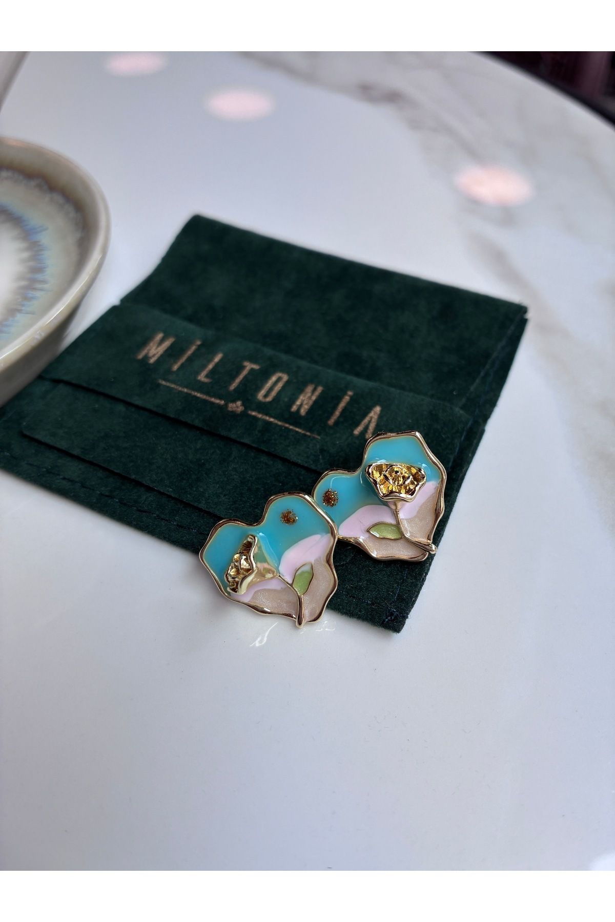Miltonia Çiçek Motifli İncili Çelik Küpe