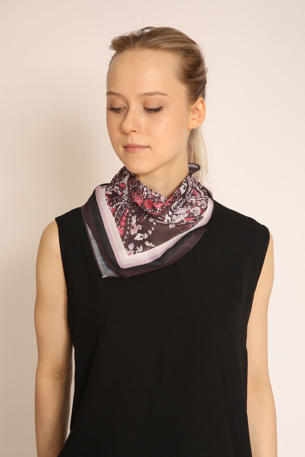BERCHEM SCARF Siyah Zemin Üzerine Pembe Desenli Soft Kumaş Şık Kadın Fular – Modern ve Zarif Dokunuş