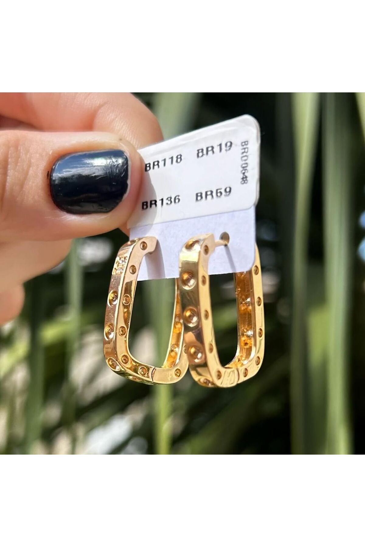 Butik Modern Vidalı Taş Detaylı Gold Çelik Küpe | Minimal ve Şık Tarzın Vazgeçilmezi”