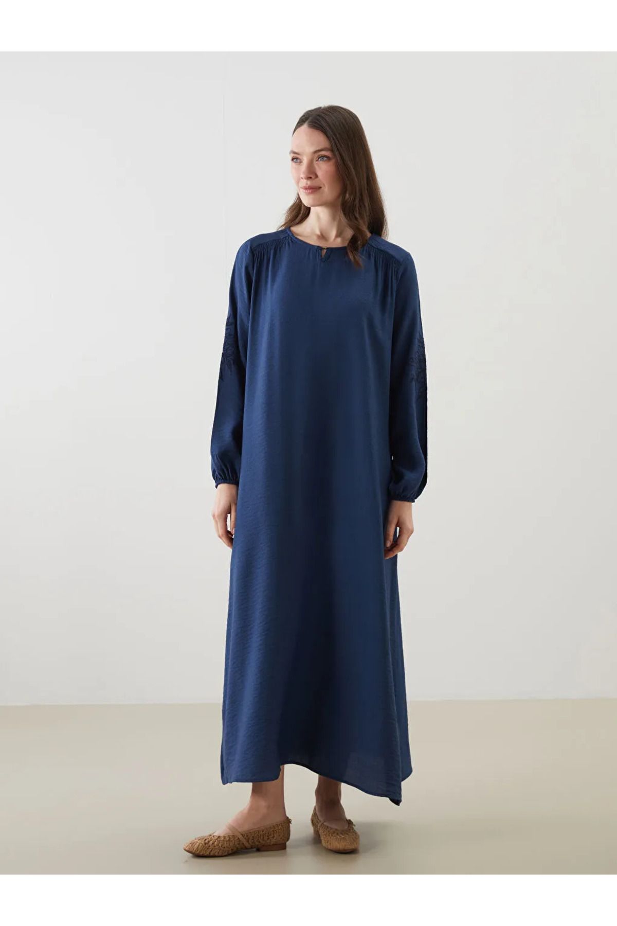 LC Waikiki LCW Grace Indigo Bisiklet Yaka Nakışlı Keten Görünümlü Elbise