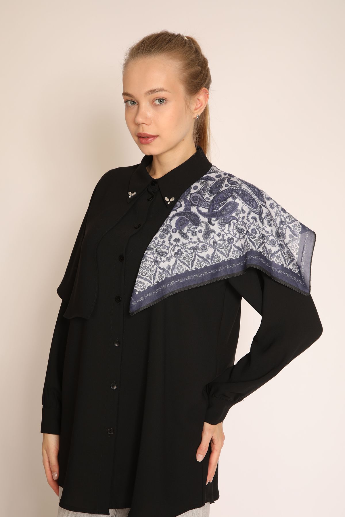 BERCHEM SCARF Lacivert Beyaz Soft Kumaş Paisley Desenli Şık Kadın Fular – Zarif ve Modern Stil Tamamlayıcısı