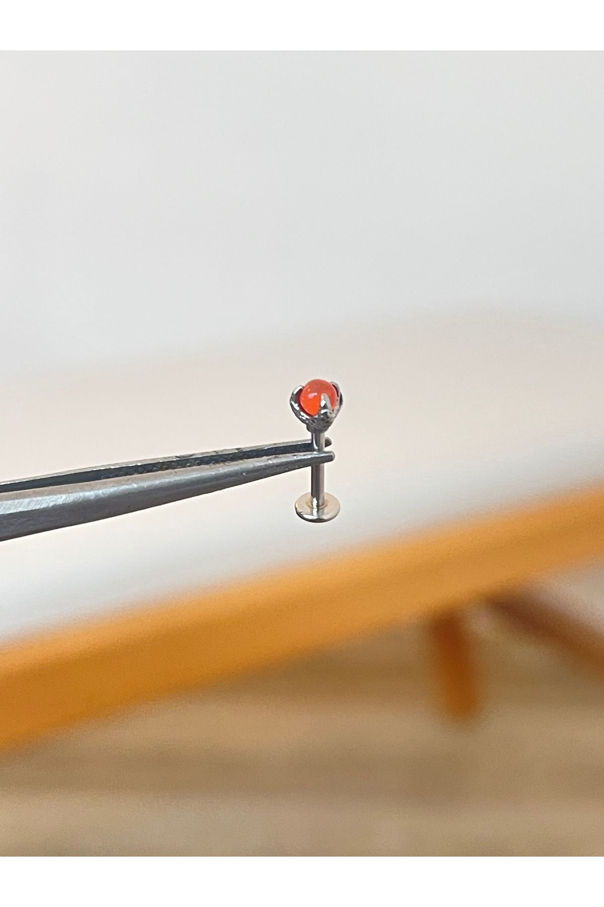 Rupen Kraft 316 L Cerrahi Çelik Pençe Modeli Doğal Turuncu Taşlı Kıkırdak Helix Tragus Piercingi