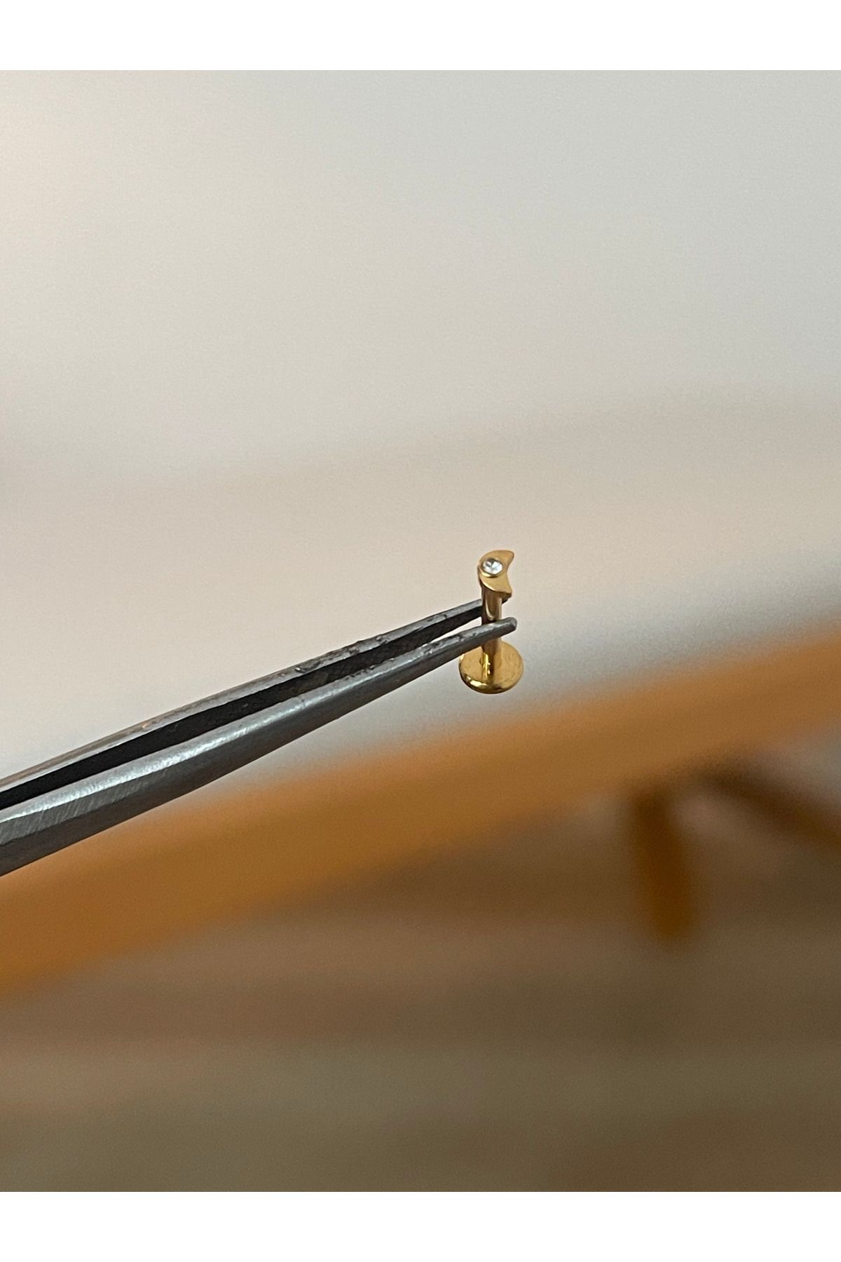 Rupen Kraft 316 L Cerrahi Çelik Ay Modeli Zirkon Taş Detaylı Gold Tragus Helix Kıkırdak Piercingi