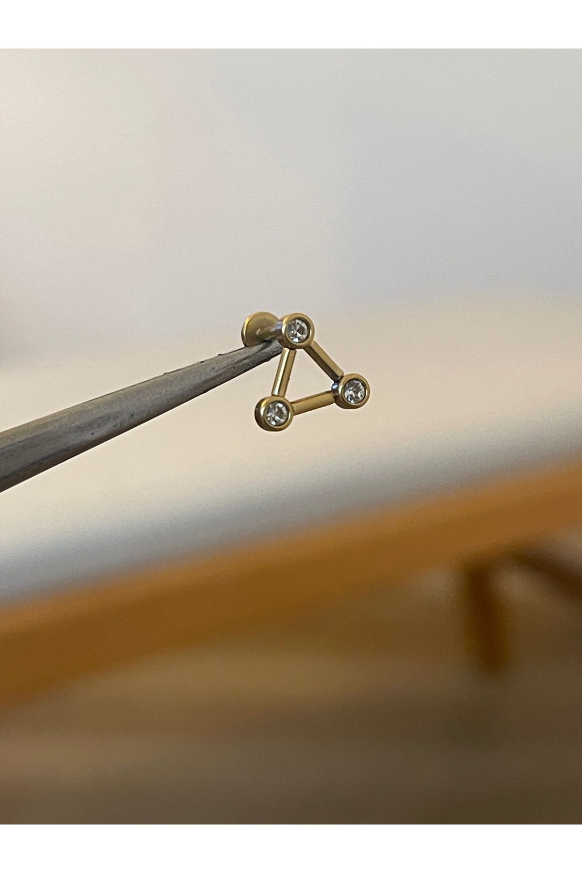 Rupen Kraft 316 L Cerrahi Çelik Zirkon Taşlı Üçken Modeli Altın Tragus Helix Kıkırdak Dudak Piercingi