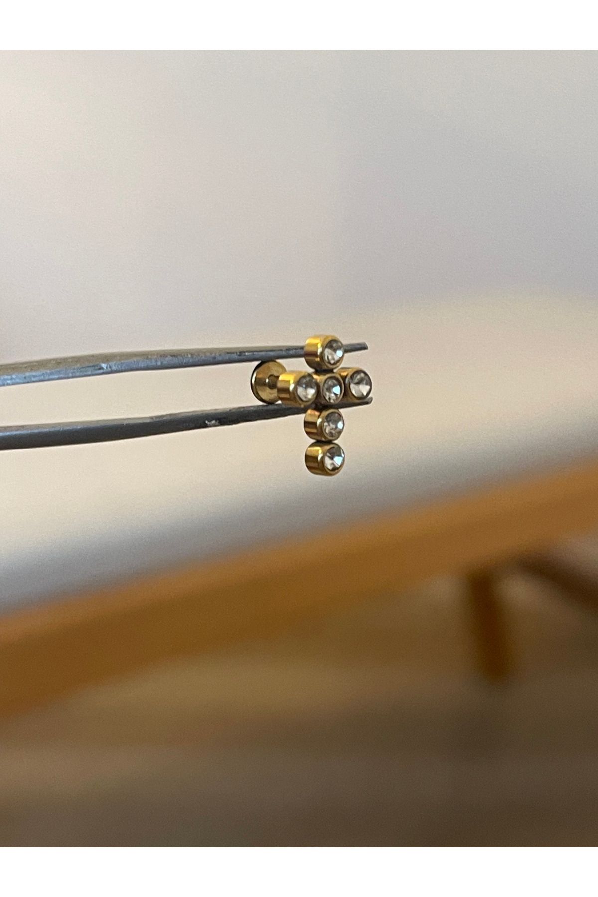 Rupen Kraft 316 L Cerrahi Çelik 6 Taşlı Haç Modeli Dudak Kıkırdak Helix Tragus Piercingi
