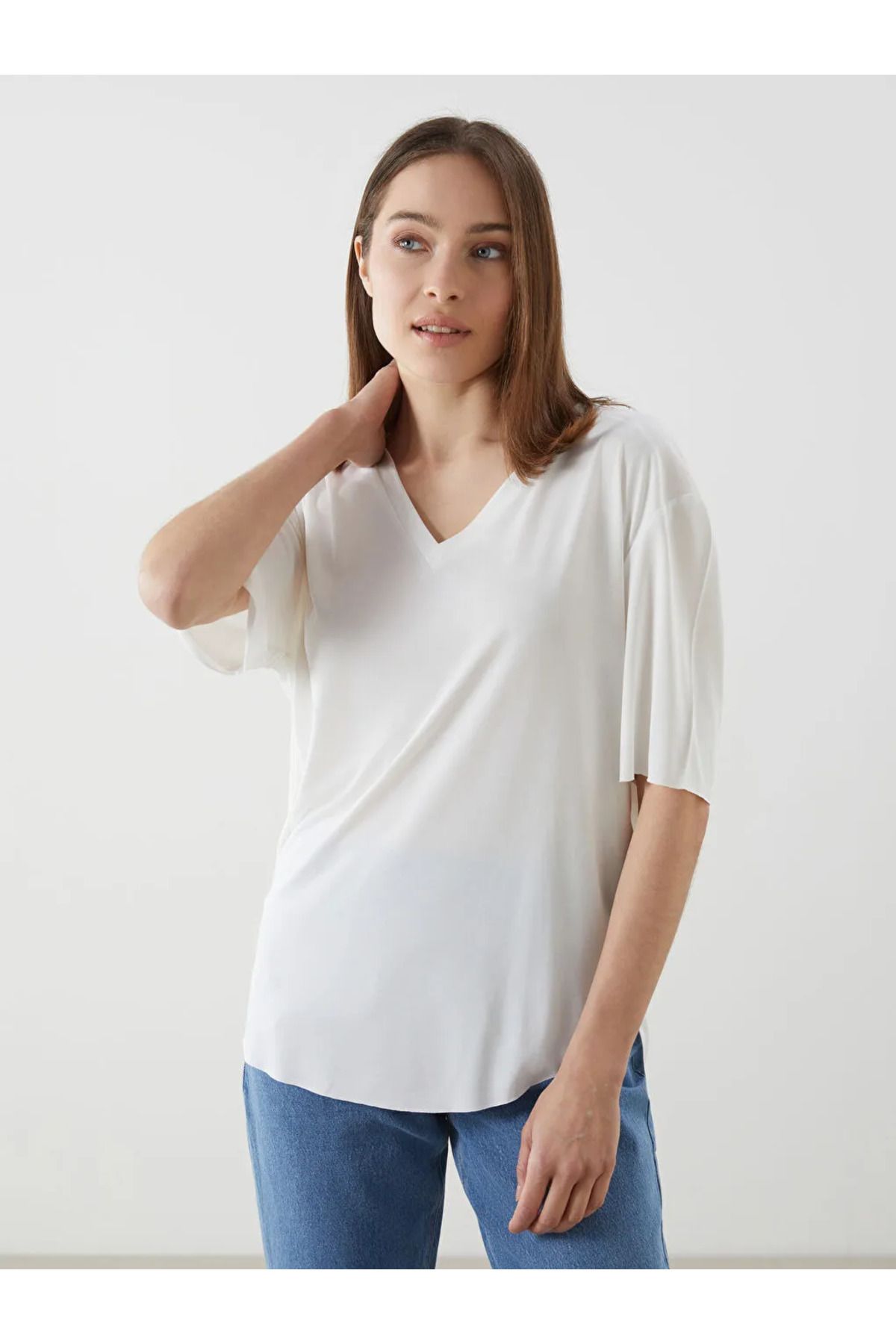 LC Waikiki LCW Comfort Beyaz V Yaka Oversize Kadın Tişört