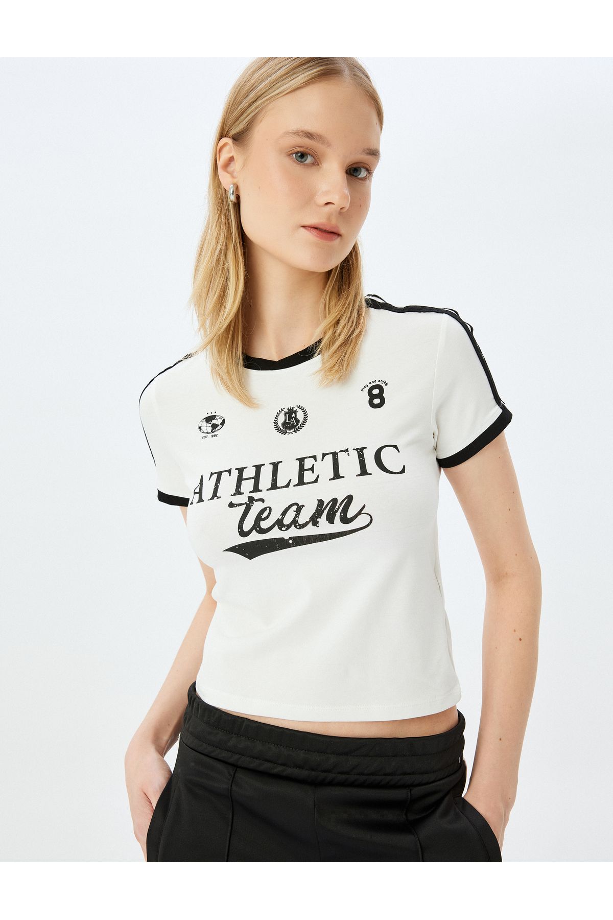 Koton Yeni Sezon Bisiklet Yaka Kısa Kollu Biyeli Kolej Baskılı Slim Fit Tişört