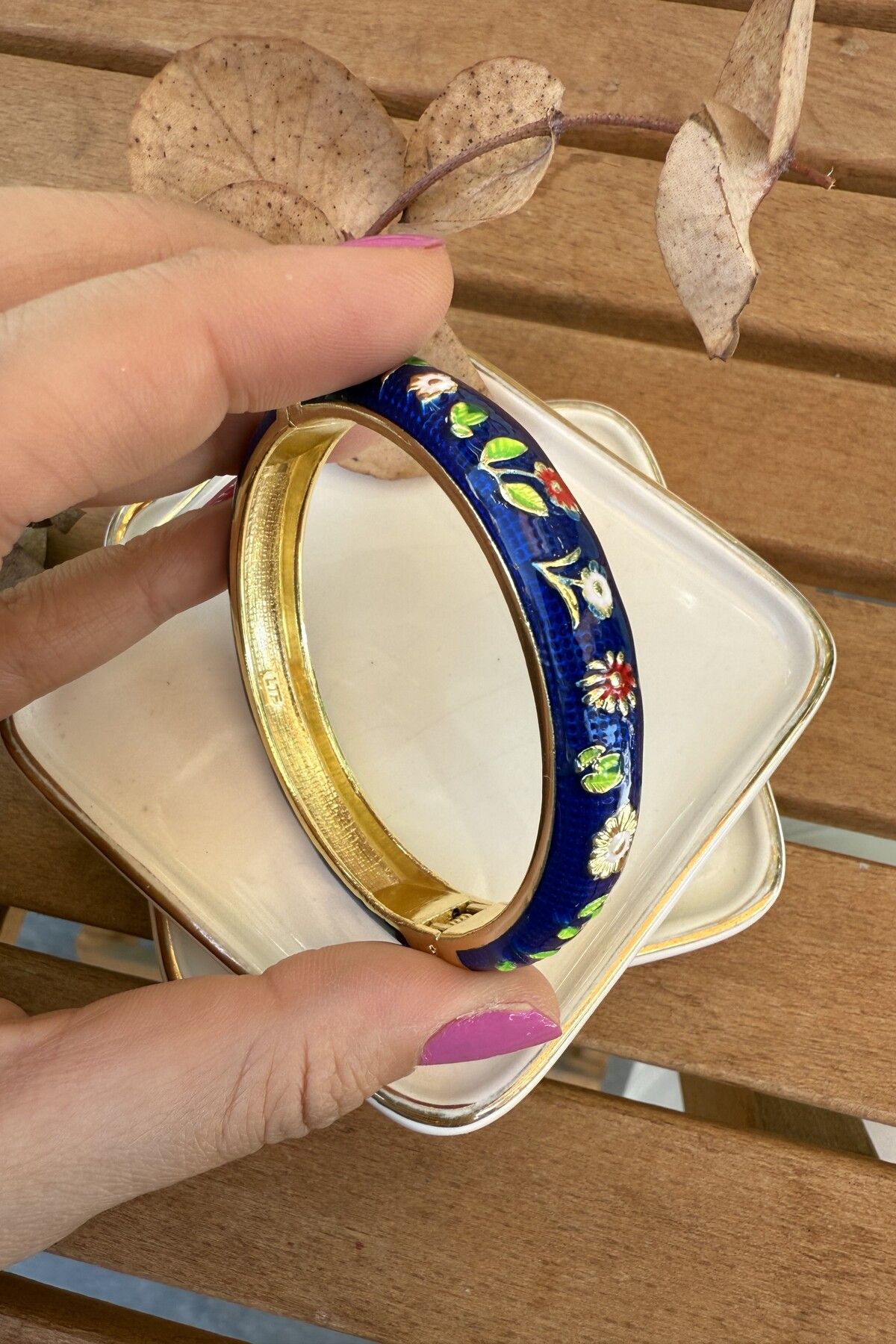AURA ATELIER Mineli 14K Altın Kaplama Lacivert Çiçekli Bilezik 6cm