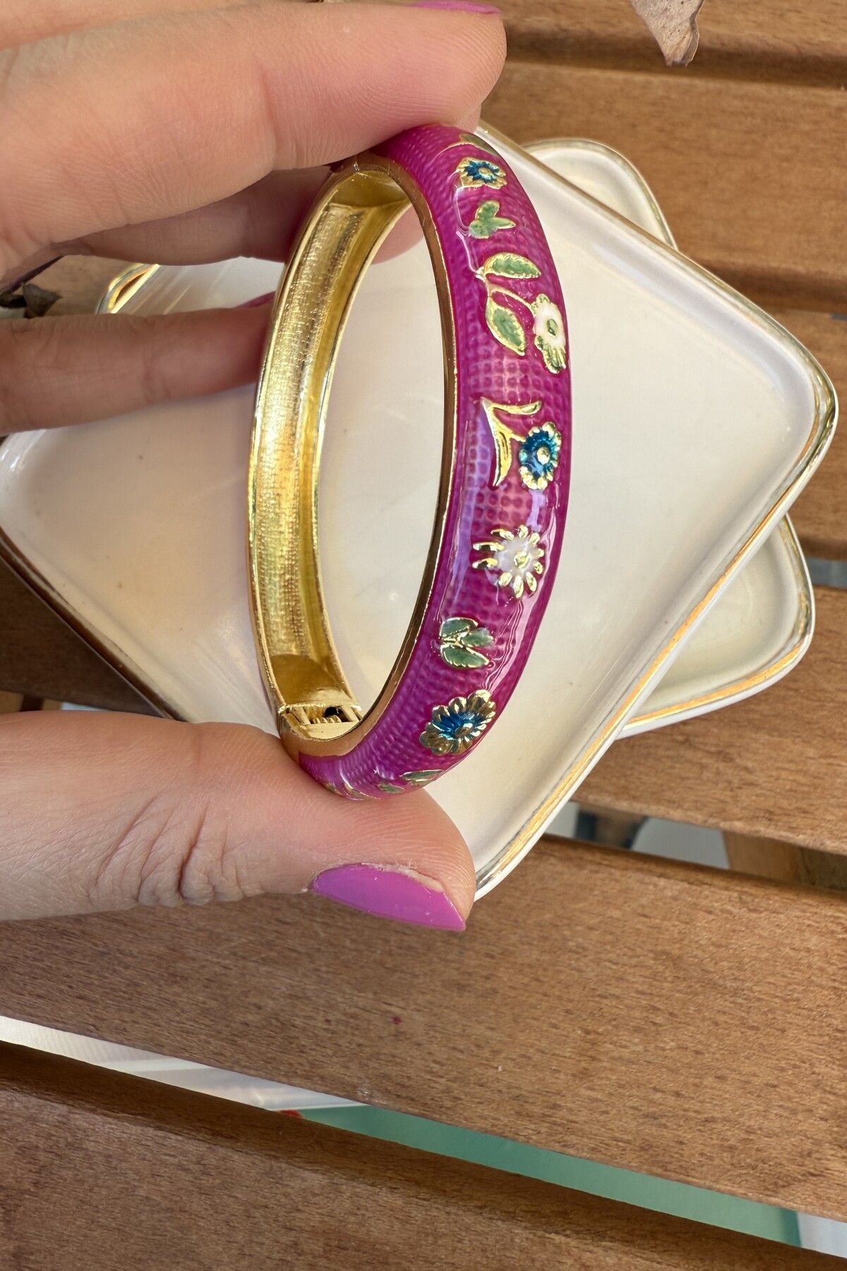AURA ATELIER Mineli 14K Altın Kaplama Fuşya Çiçekli Bilezik 6cm