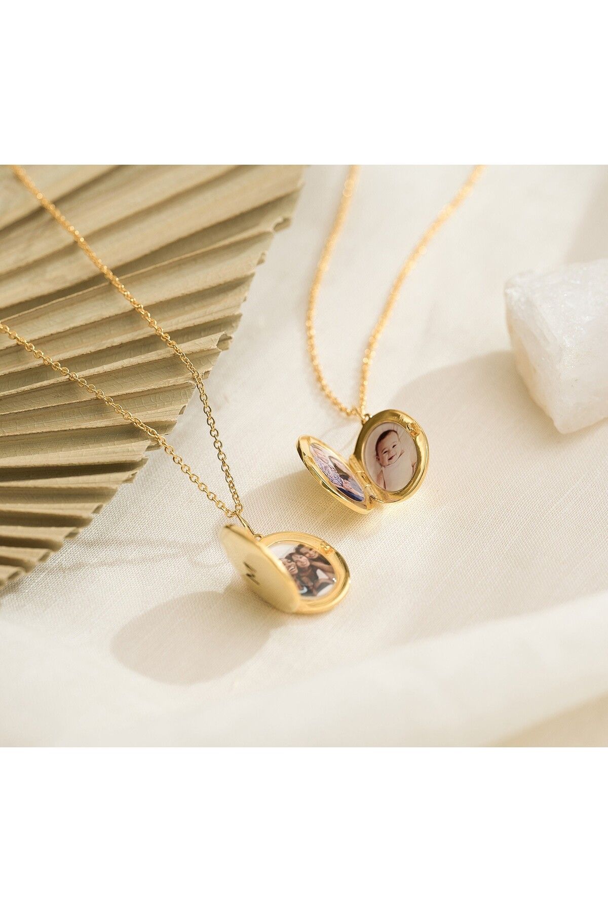 VESTA JEWELRY 925 Ayar Gümüş Kadın Oval Model Kapaklı Hatıra Resimli Altın Kaplamalı Kolye