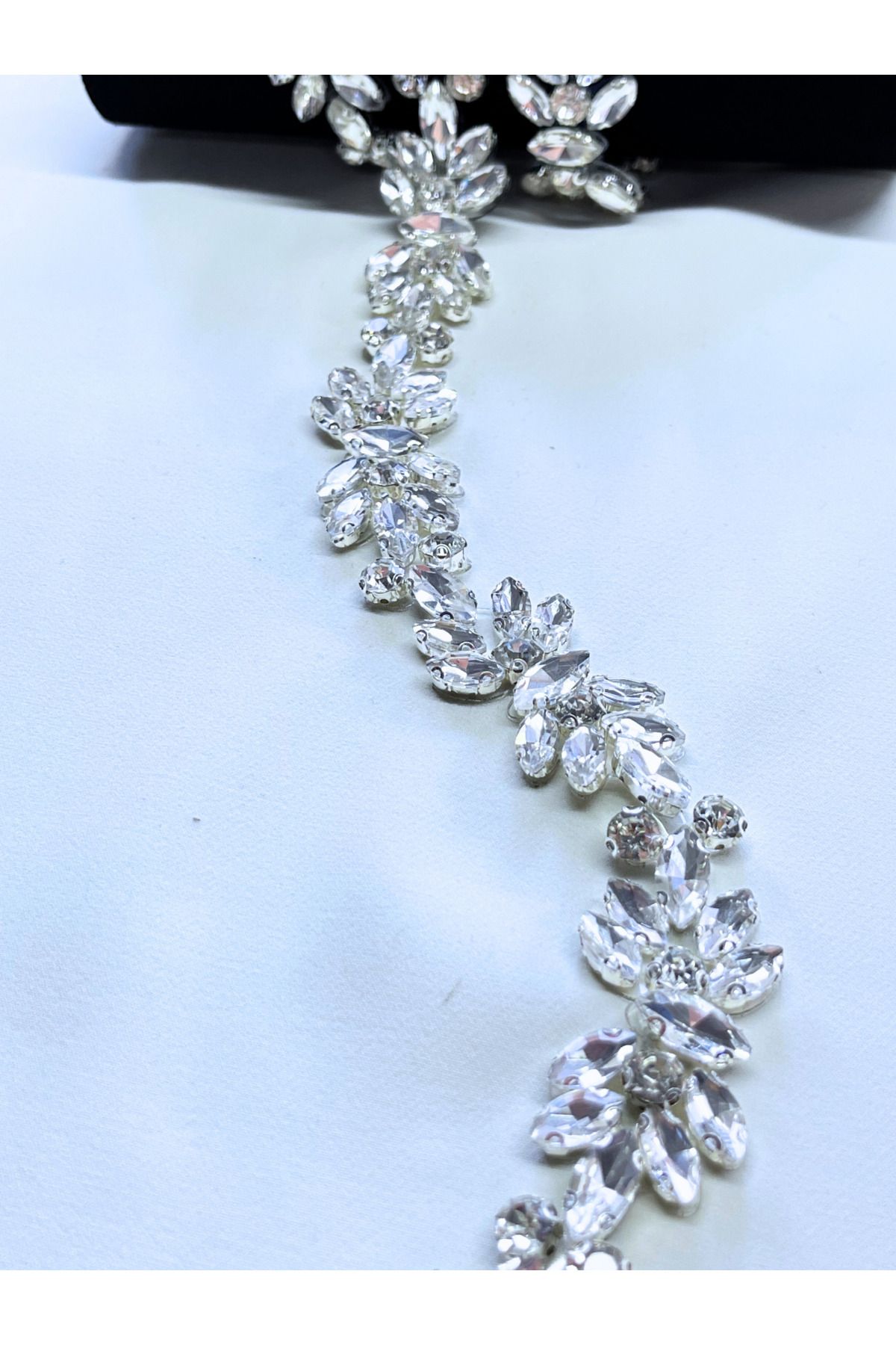 WeddingShopStone Işıltılı Zarafet: Kristal Taşlı Ütüyle Yapışan Aplik Şerit - Giyim Tekstil Hobi 50cm