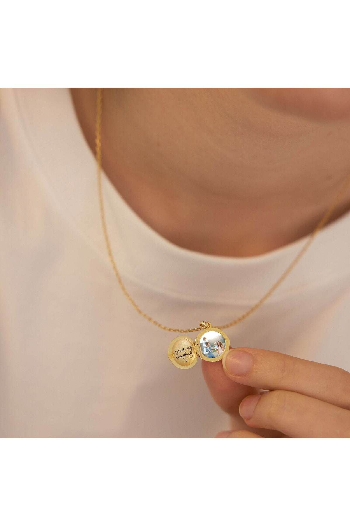 VESTA JEWELRY 925 Ayar Gümüş Kadın Yuvarlak Model Kapaklı Hatıra Resimli Altın Kaplamalı Kolye