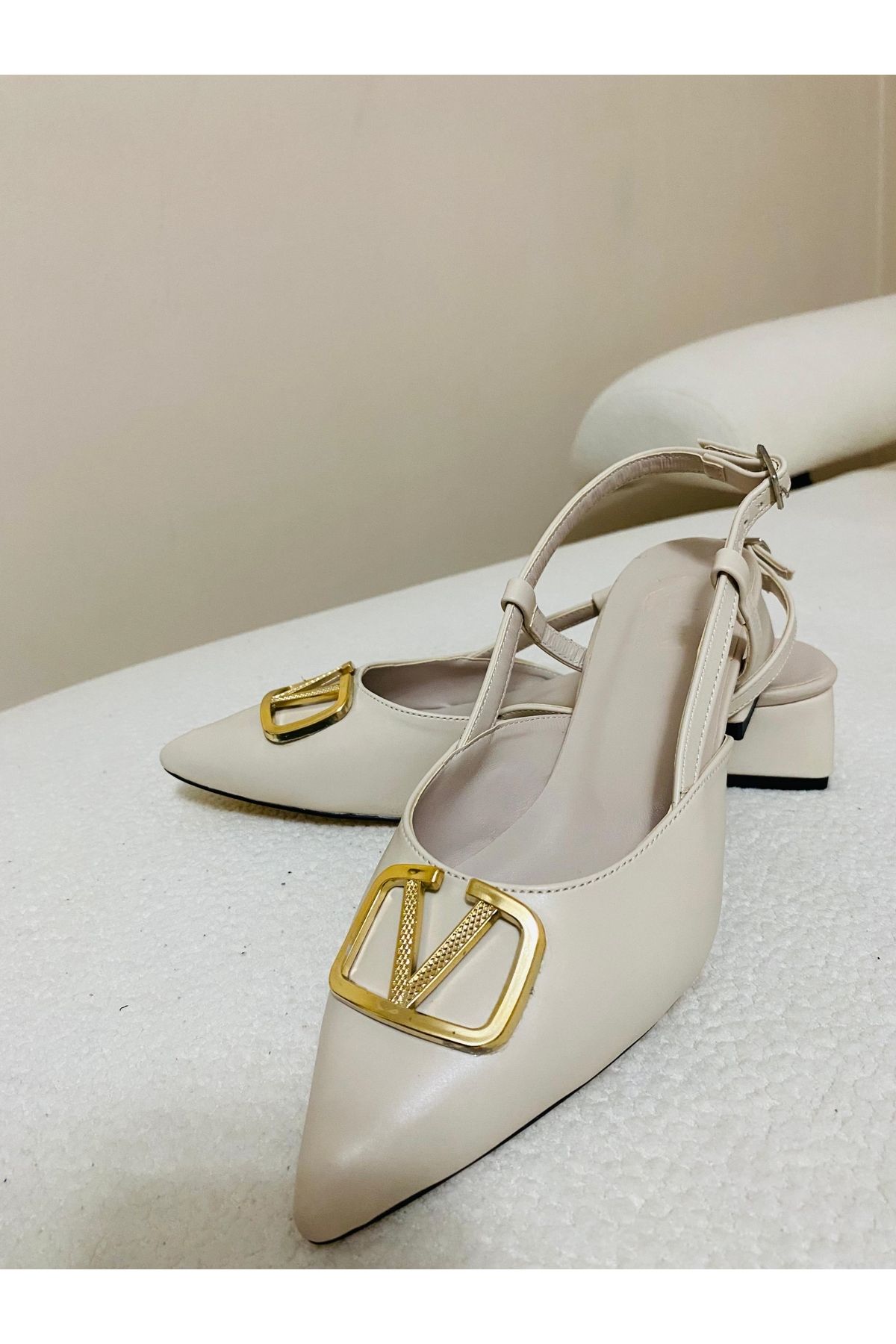 KADREZZ COLLECTİON Bej Kadın V Toka Yanı Açık Klasik 3Cm Topuklu Ayakkabı