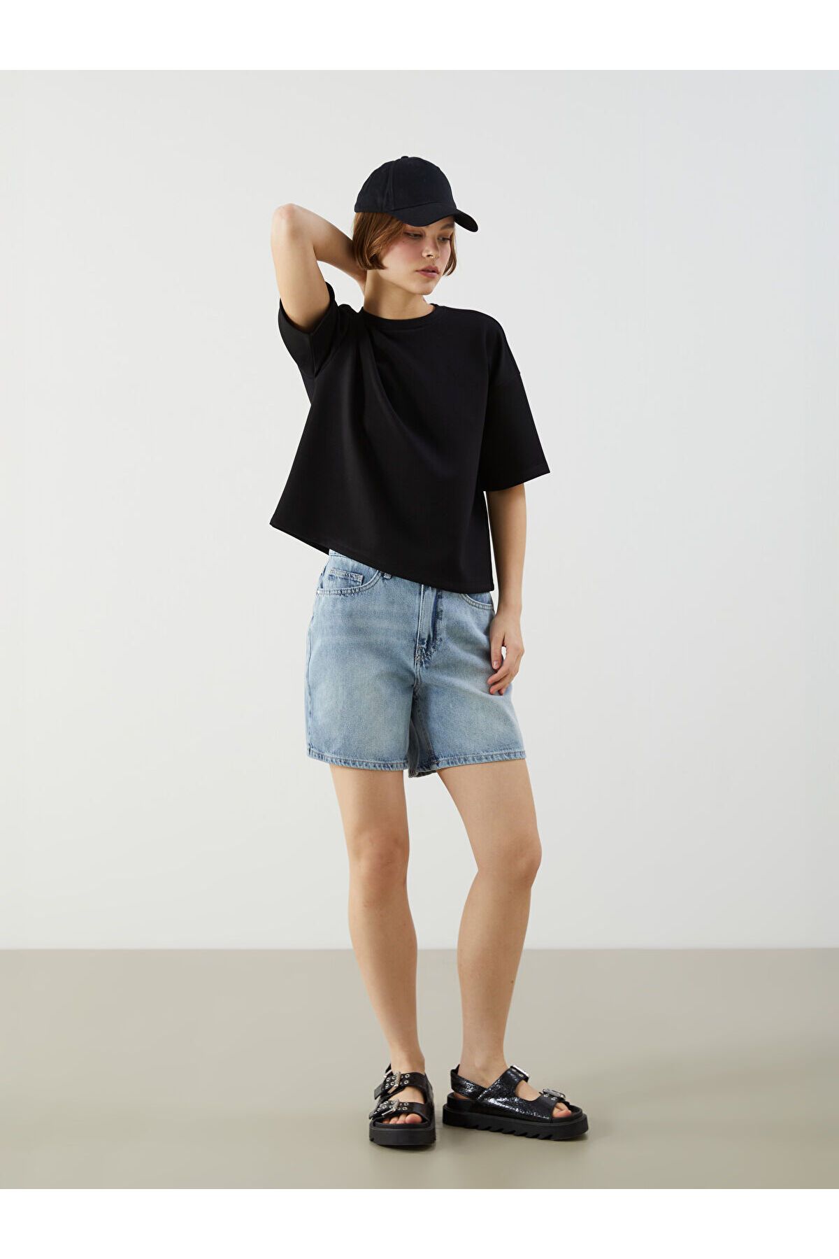 LC Waikiki Yüksek Bel Mom Fit Kadın Jean Şort