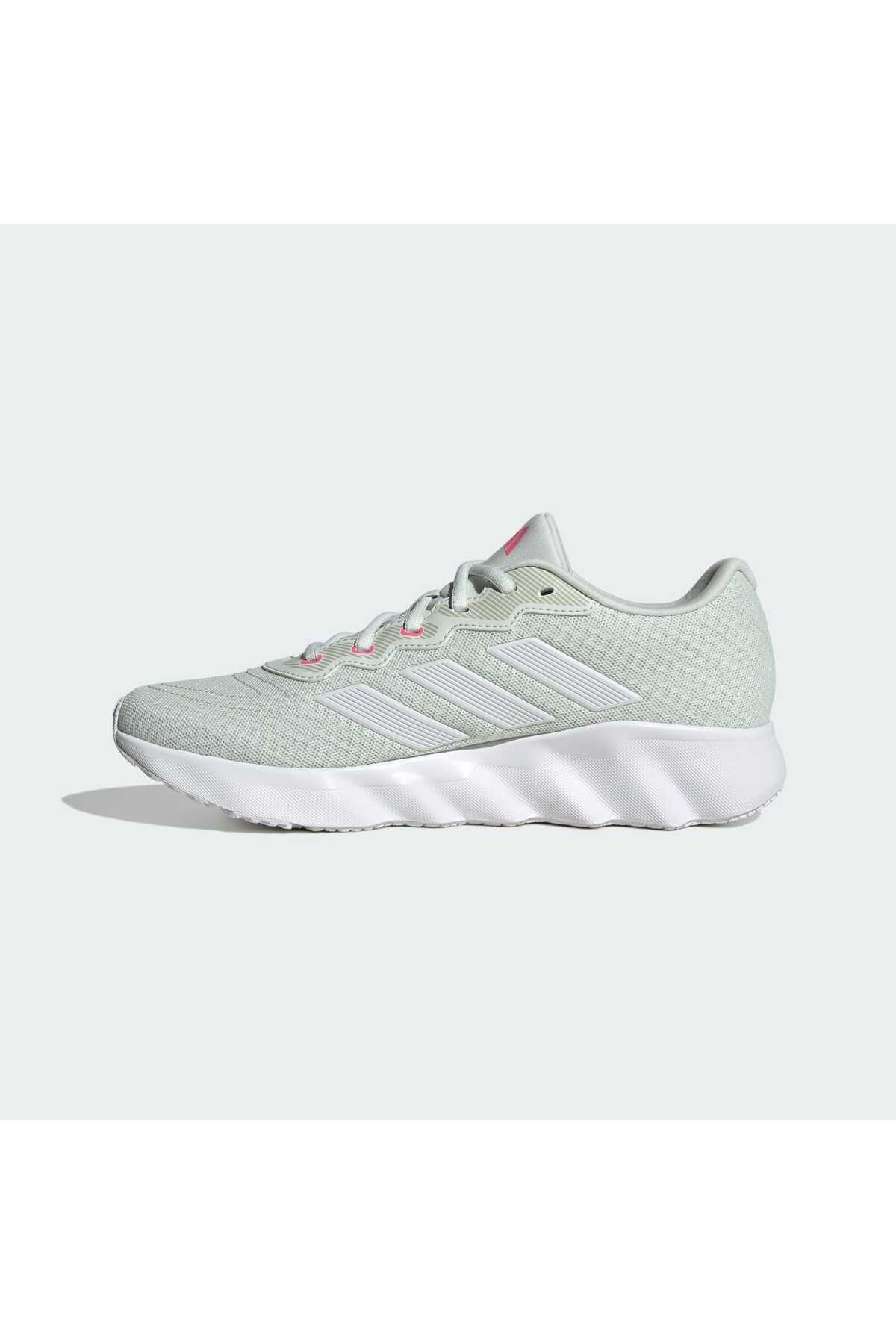 کفش دو و تمرین سفید زنانه Switch Move رانینگ دویدن ID8333 adidas
