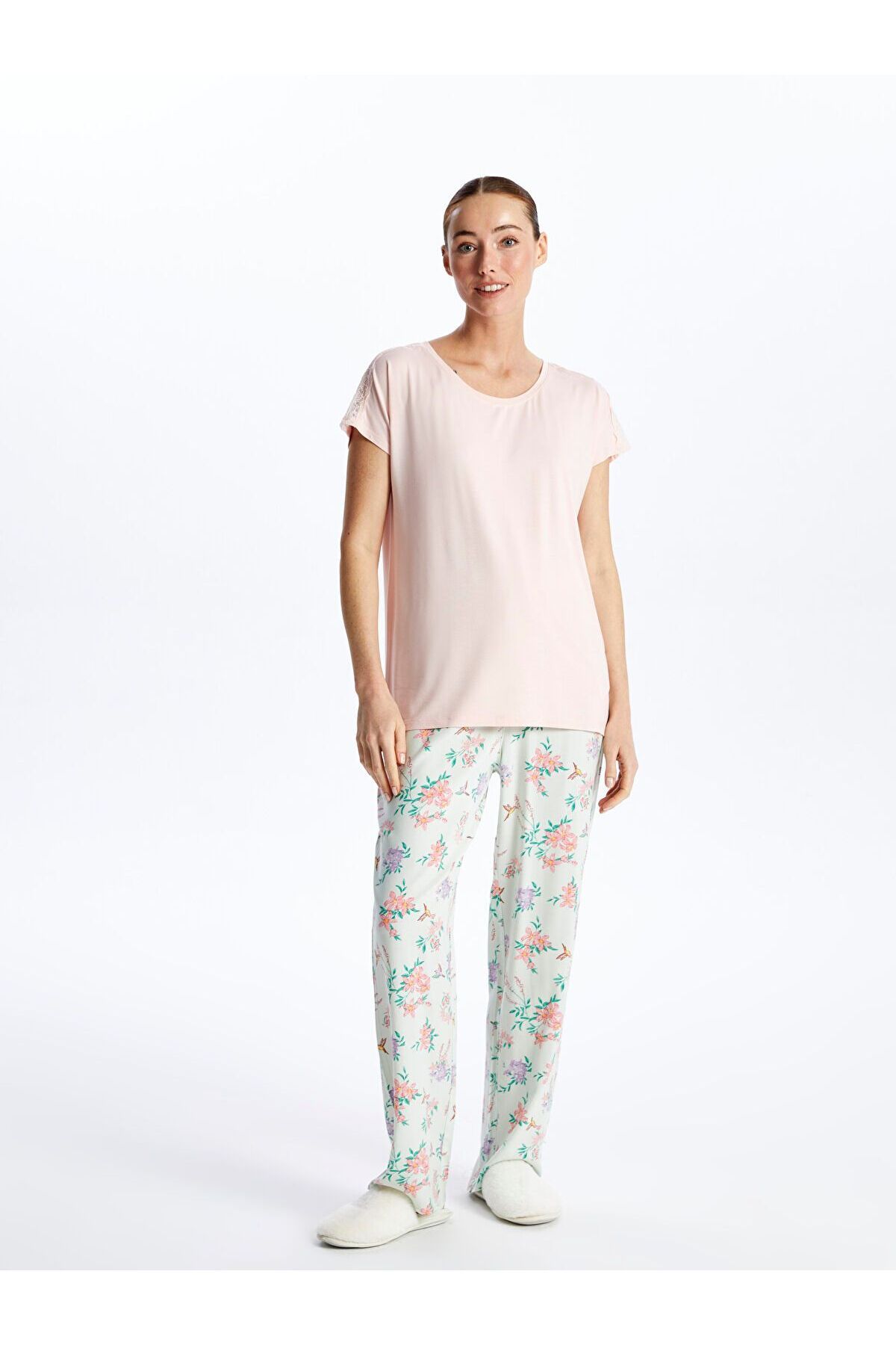 LC Waikiki Bisiklet Yaka Çiçekli Kısa Kollu Kadın Pijama Takımı