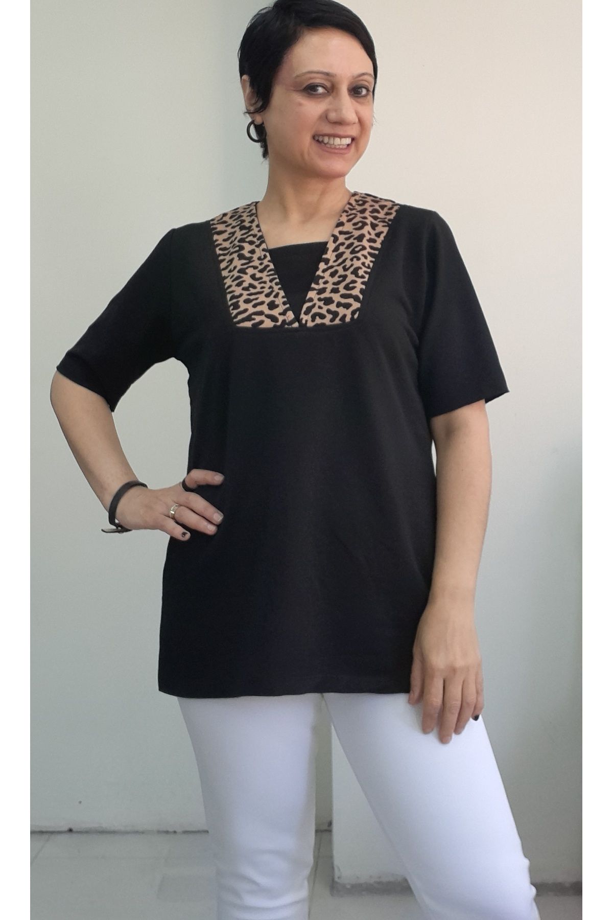 Mertcan Butik Siyah yakası leopar garnitürlü kısa kollu penye viskon tişört