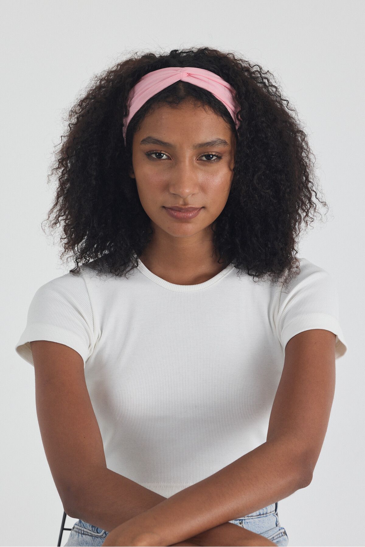 Butikgiz Beyaz Kısa Kol Bisiklet Yaka Vücuda Oturan Kaşkorse Crop + Bandana Set %100 Pamumklu, Esnek Rahat