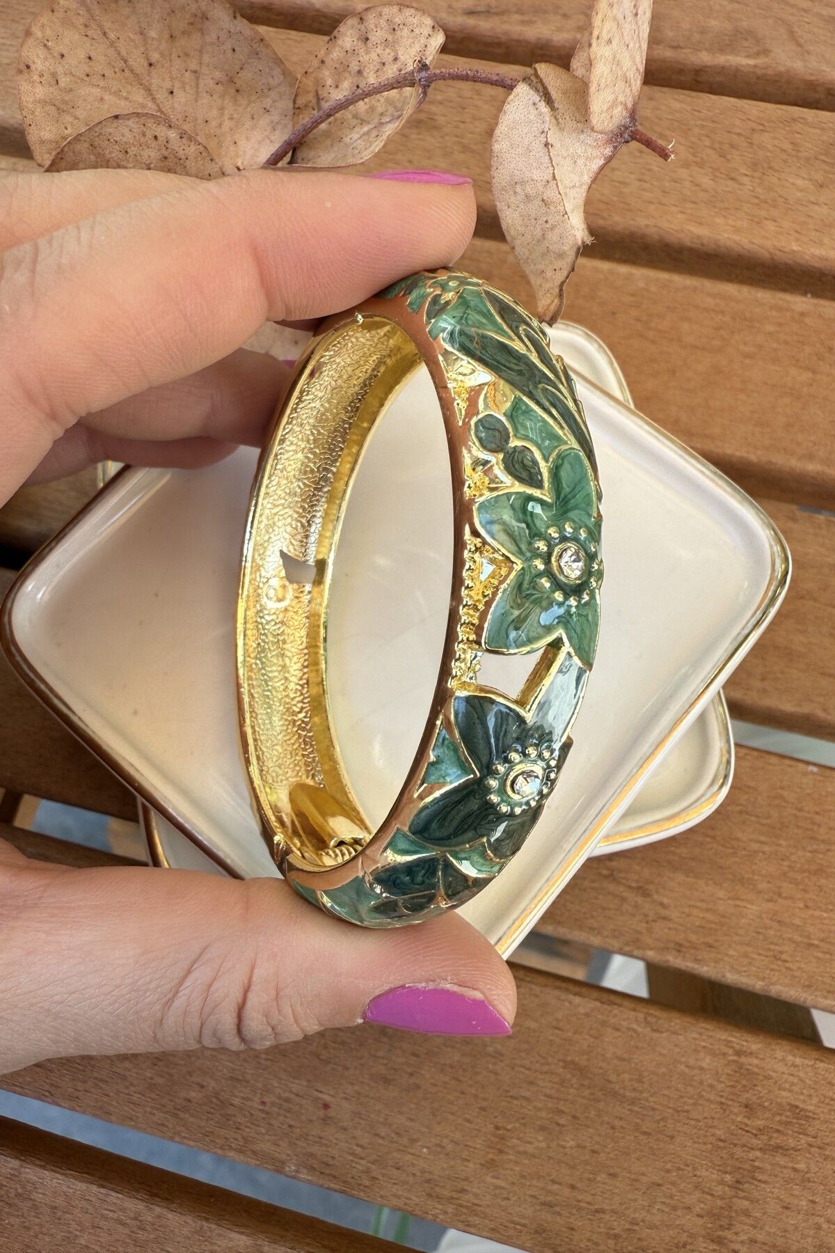 AURA ATELIER Mineli 14K Altın Kaplama Yeşil Çiçekli Bilezik 6cm