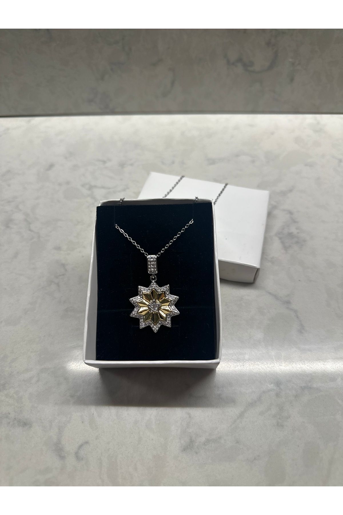 Shop west Lotus Çiçek Desenli Gümüş Renk Kolye