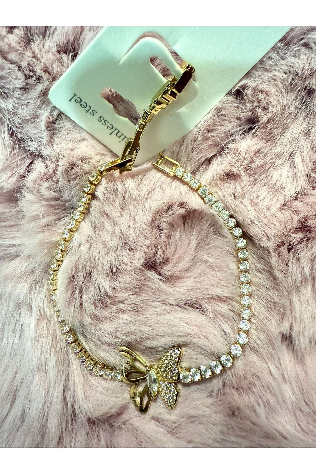 Butik Zarafetin Simgesi: Taşlı Kelebek Çelik Bileklik – Işıltısı ile Bileğinde Dans Etsin!”