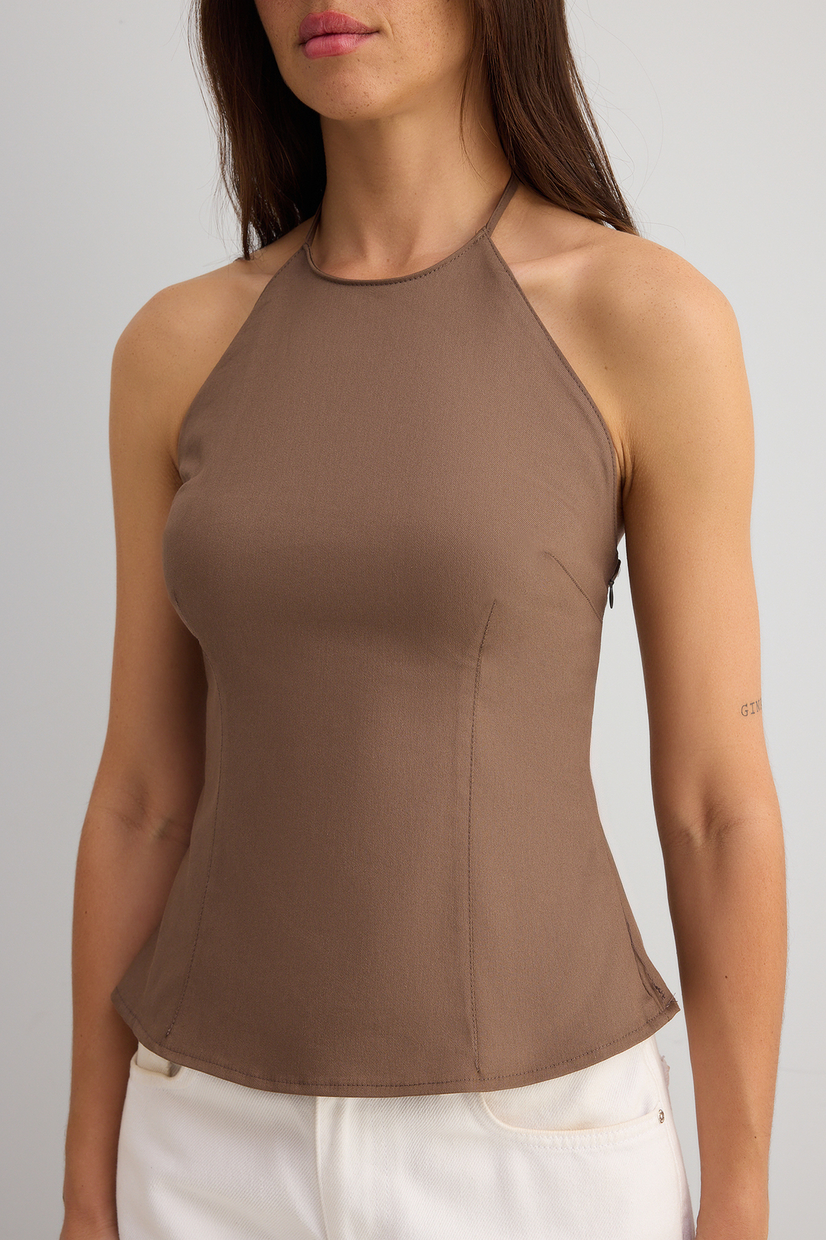 Trendyolmilla  Açık Kahverengi Pamuklu İnce Gabardin Halter Yaka Dokuma Bluz TWOSS25BZ00536 - Görsel 4