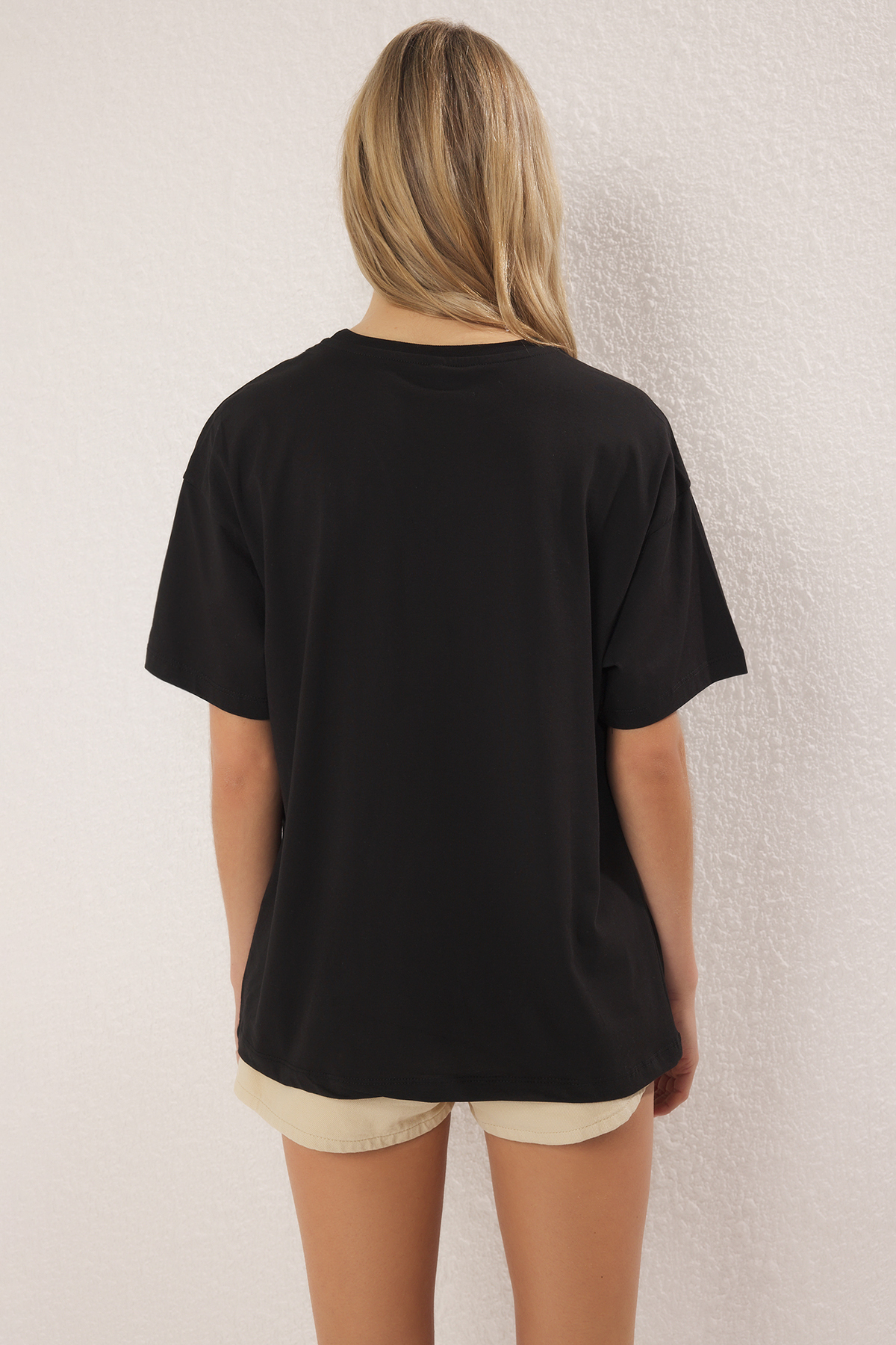 Trendyolmilla  Siyah %100 Pamuk Oversize/Geniş Kalıp Coctail Baskılı Örme T-Shirt TWOSS25TS00202 - Görsel 4