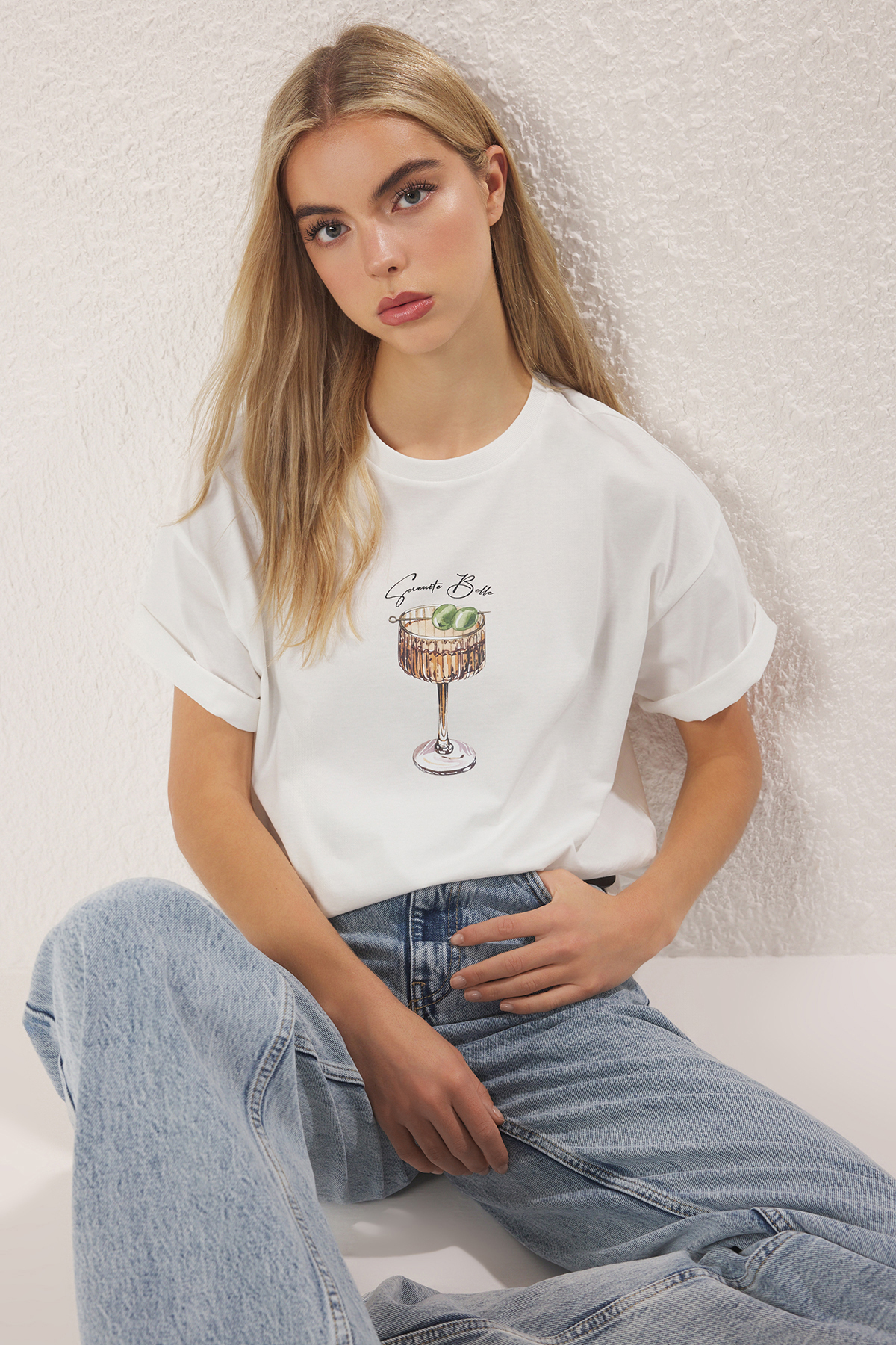 Trendyolmilla  Ekru %100 Pamuk Oversize/Geniş Kalıp Cocktail Baskılı Örme T-Shirt TWOSS25TS00202