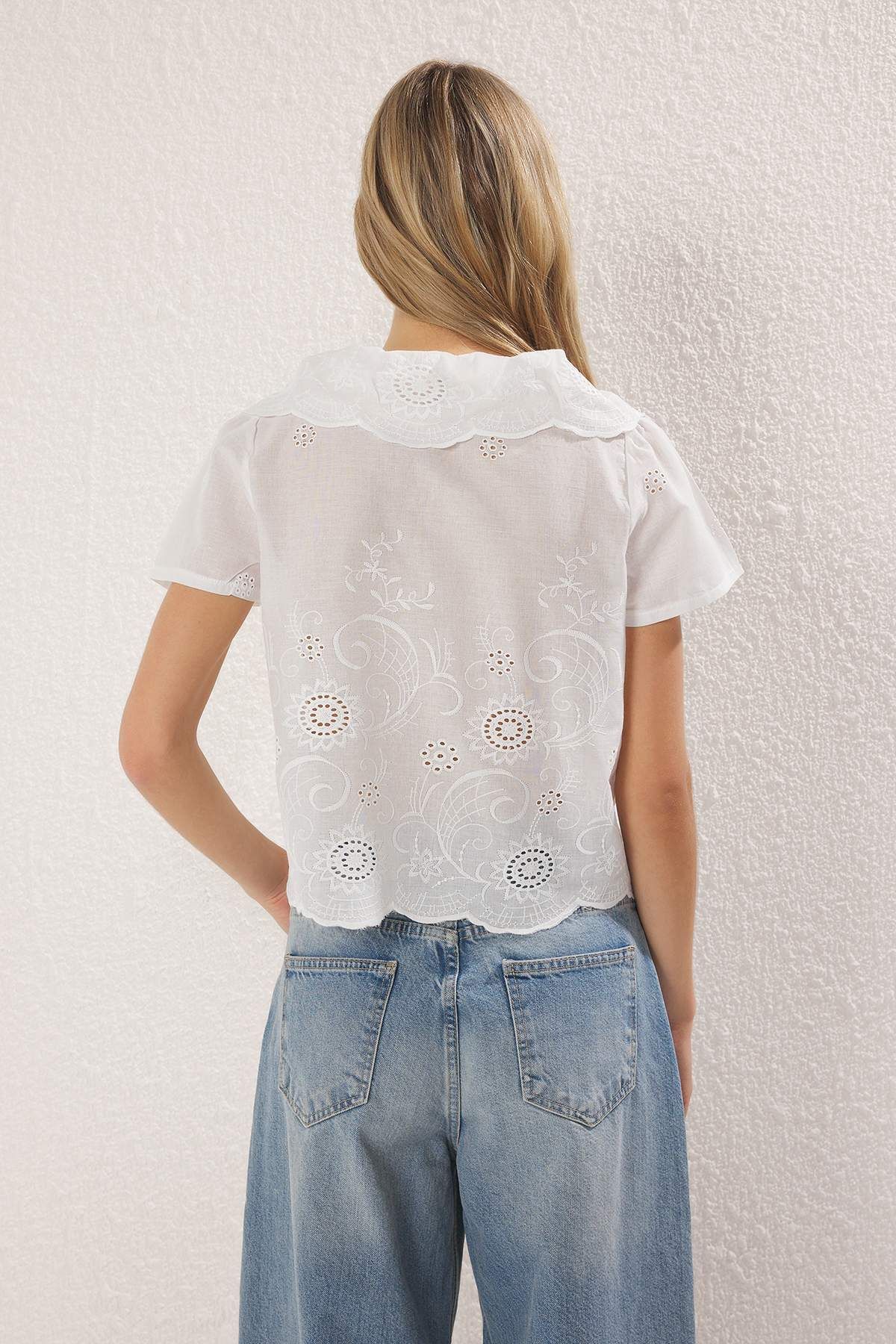 Trendyol Collection-Cămașă albă albă cu șireturi cu detaliu de broderie TWOSS25GO00162 5