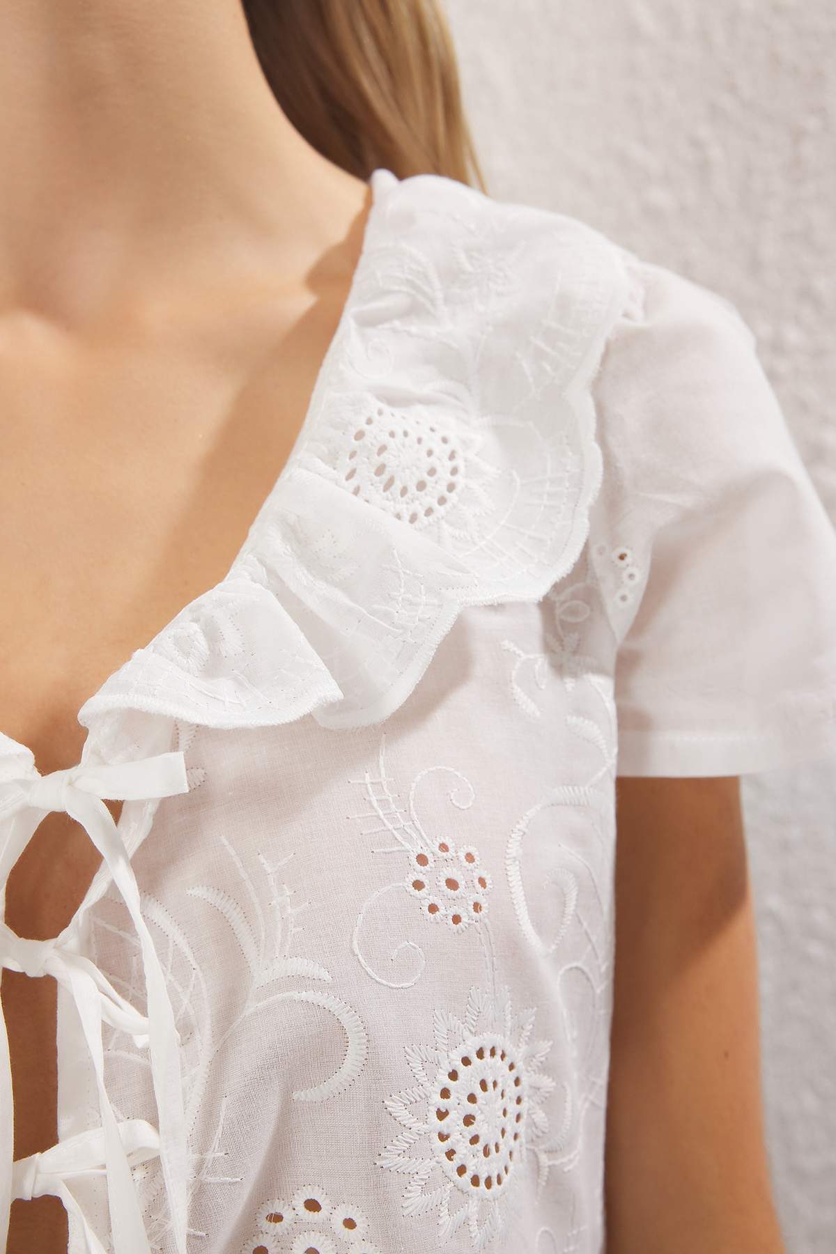 Trendyol Collection-Cămașă albă albă cu șireturi cu detaliu de broderie TWOSS25GO00162 4