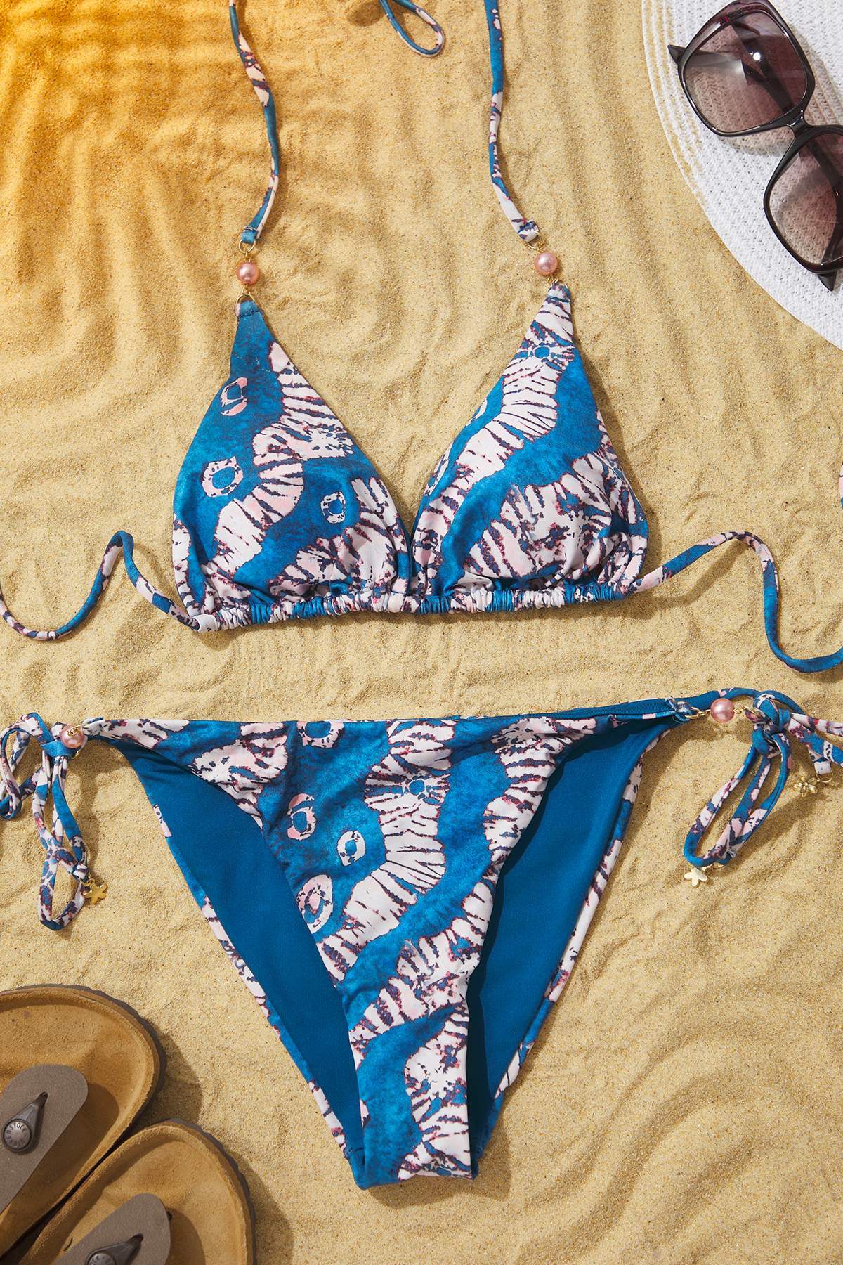 Trendyolmilla Soyut Desenli Aksesuarlı Üçgen Kaplı Brazilian Normal Bel Bikini Takımı TBESS25BT00025