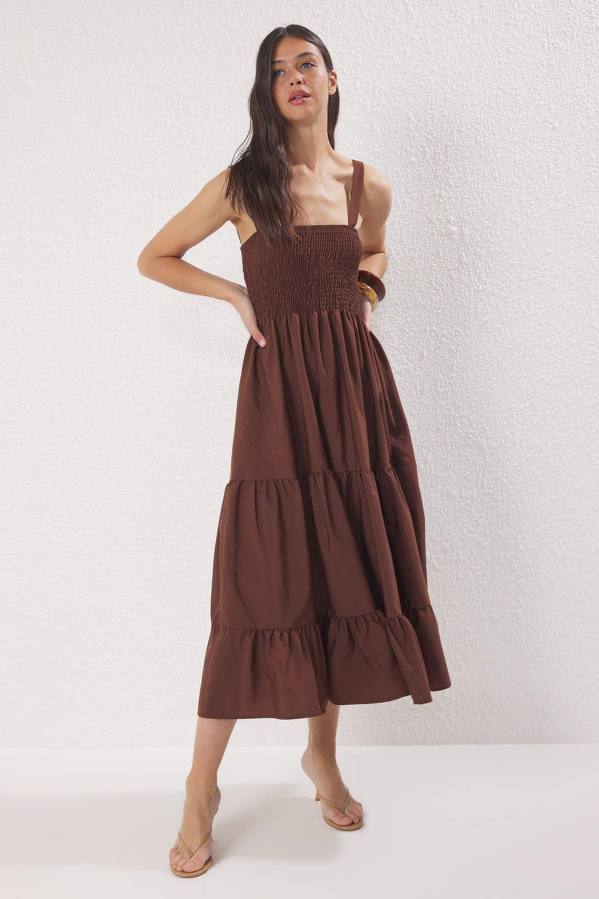 Trendyol Collection Brązowa Gładka Sukienka Maxi Z Wycięciem A Gipel Kobieta - 38