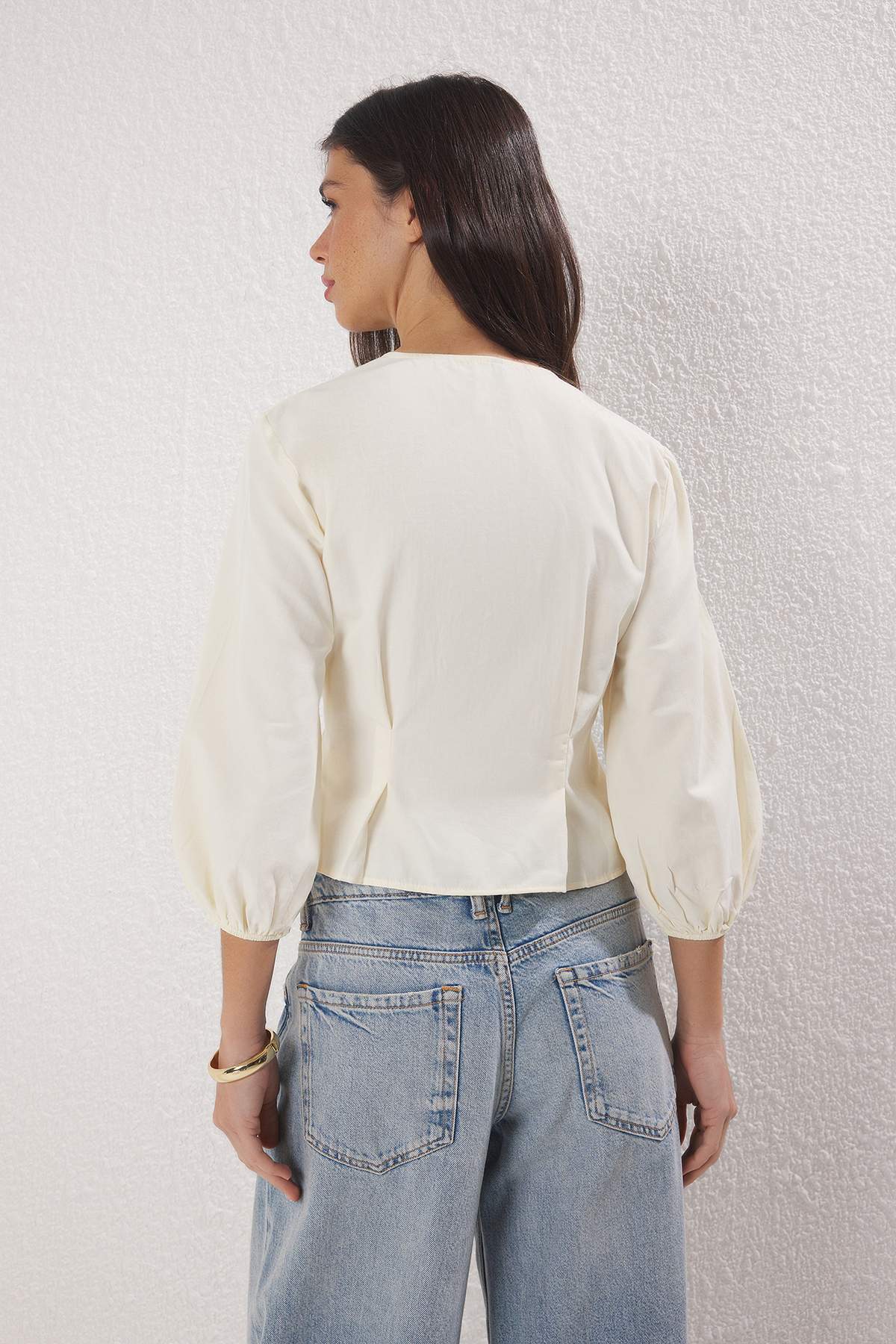 Trendyolmilla  Açık Bej Kruvaze Çizgili Dokuma Bluz TWOSS25BZ00170 - Görsel 4