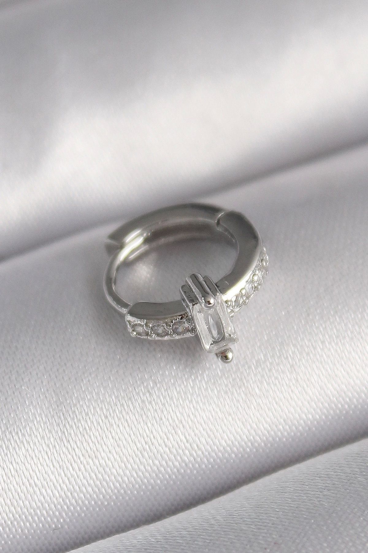 Clariss 316L Çelik Gümüş Renk Zirkon Taşlı Tragus Piercing