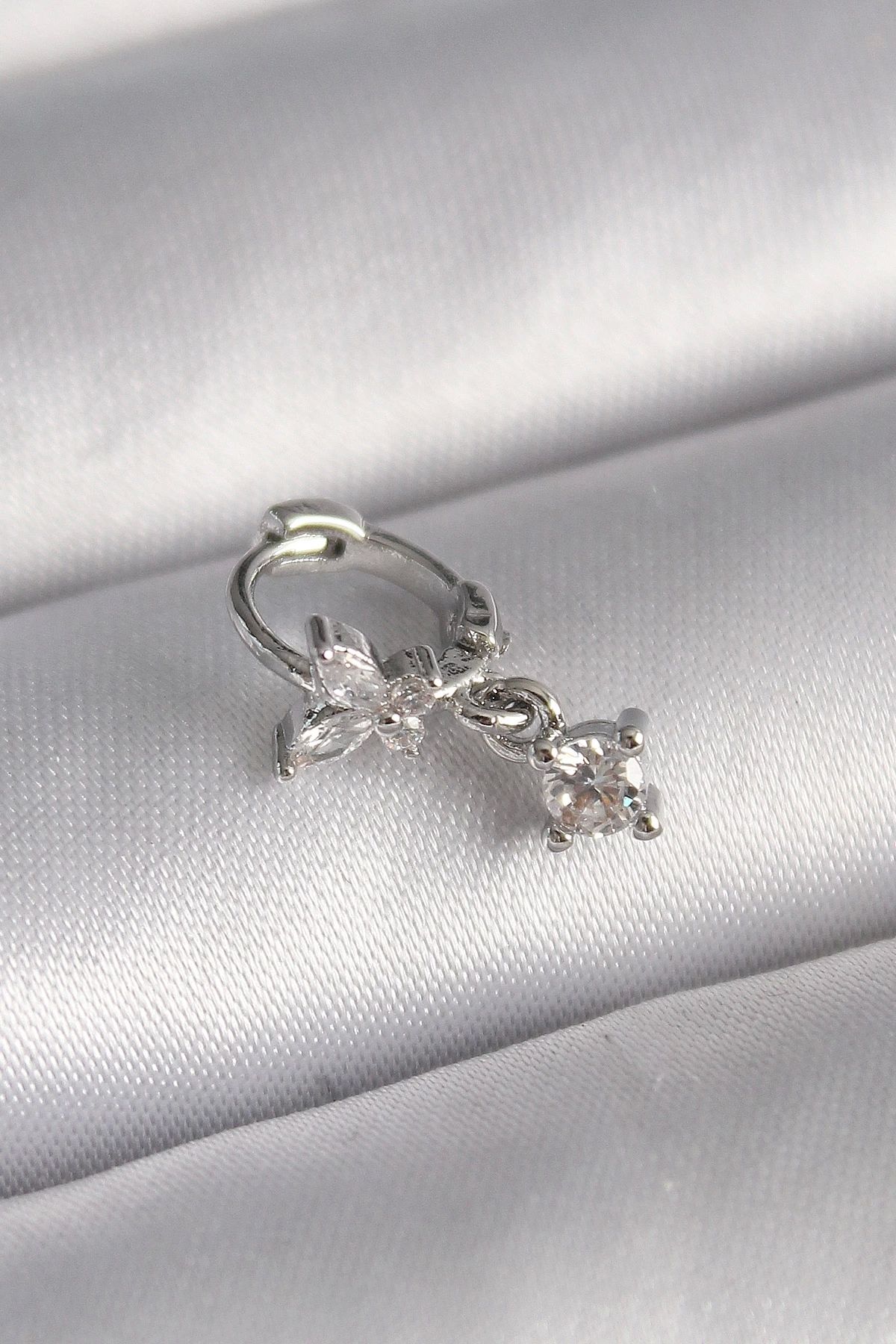Clariss 316L Çelik Gümüş Renk Zirkon Taşlı Kelebek Model Sallantı Detay Tragus Piercing