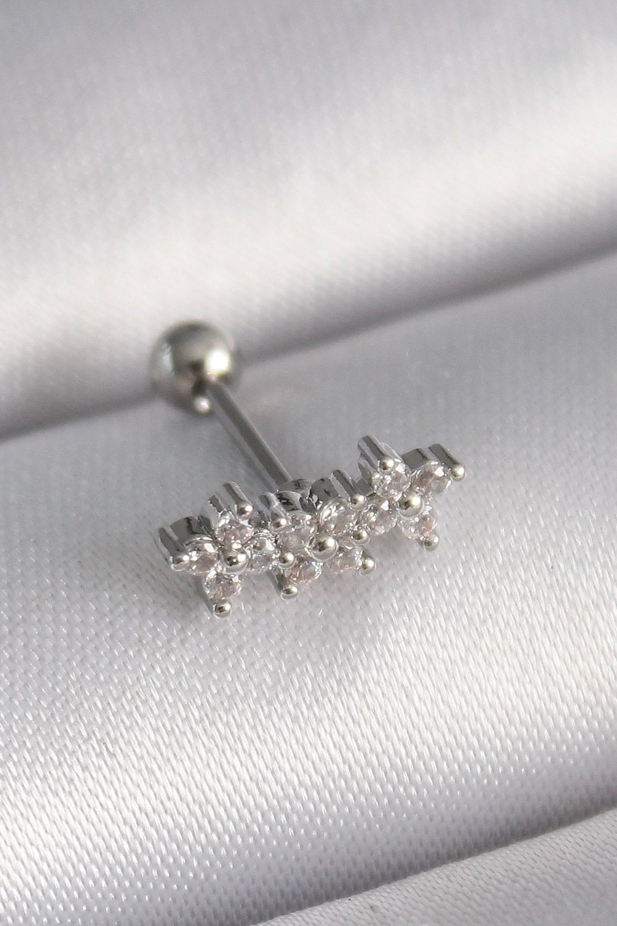 Clariss 316L Çelik Gümüş Renk Zirkon Taşlı Yonca Tragus Piercing