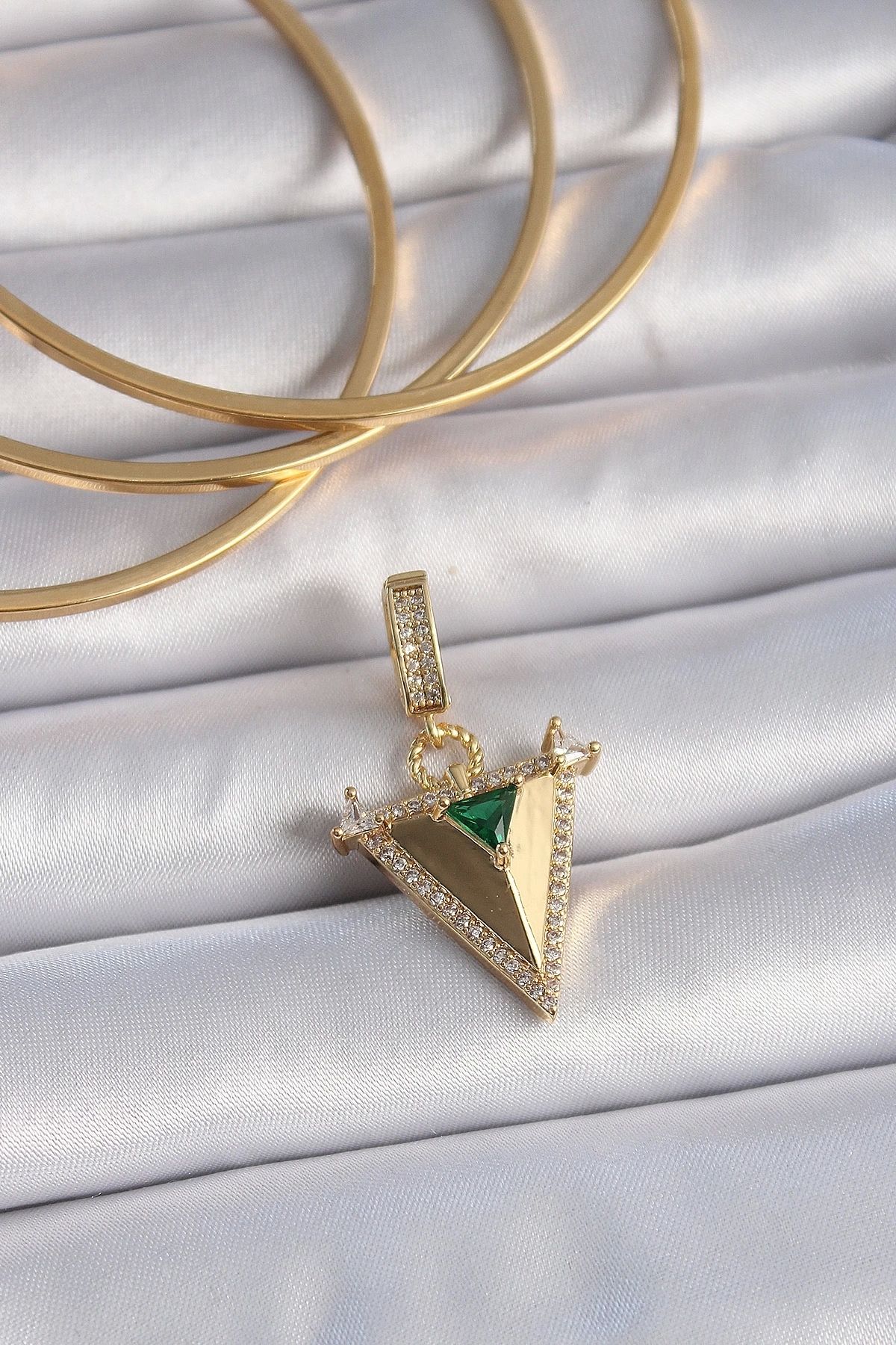Clariss Pirinç Gold Renk Zirkon Taşlı 3D Üçgen Model Ajda Charm