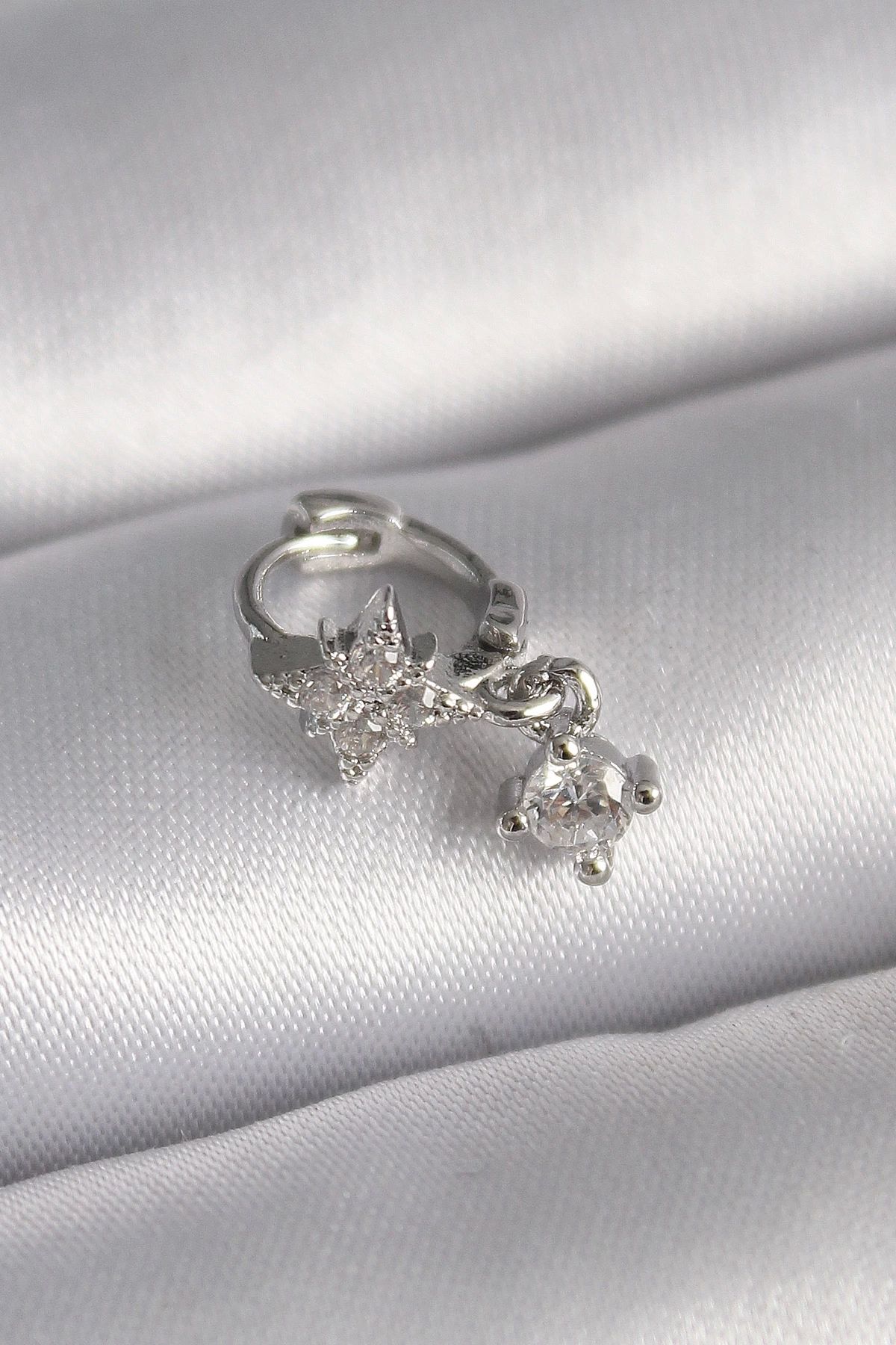 Clariss 316L Çelik Gümüş Renk Zirkon Taşlı Çiçek Model Sallantı Detay Tragus Piercing