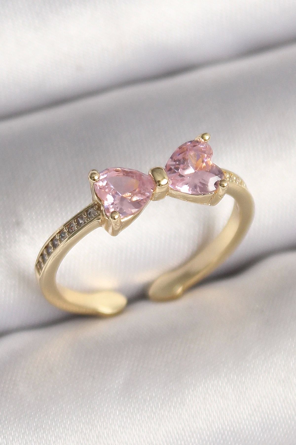 Clariss Pirinç Gold Renk Pembe Zirkon Taşlı Kalp Fiyonk Model Kadın Yüzük