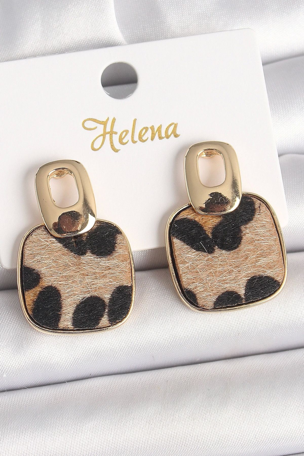 Clariss Pirinç Gold Renk Sallantı Kare Leopar Model Kadın Küpe