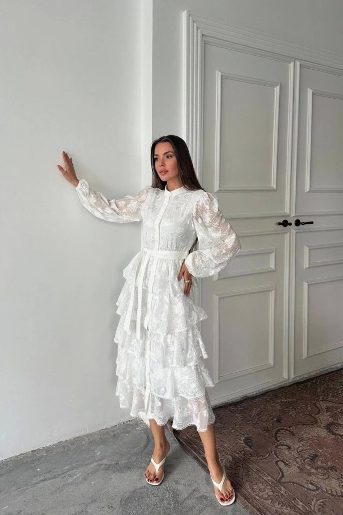 Butik Beyaz Valonlu Şeritli Kat Kat Elbise