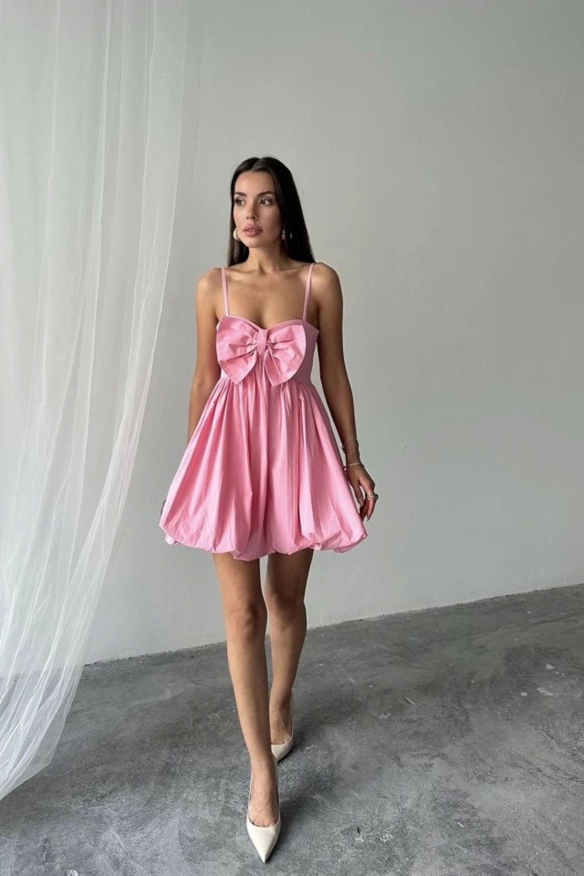 Butik Pembe Önü Fiyonklu Askılı Elbise