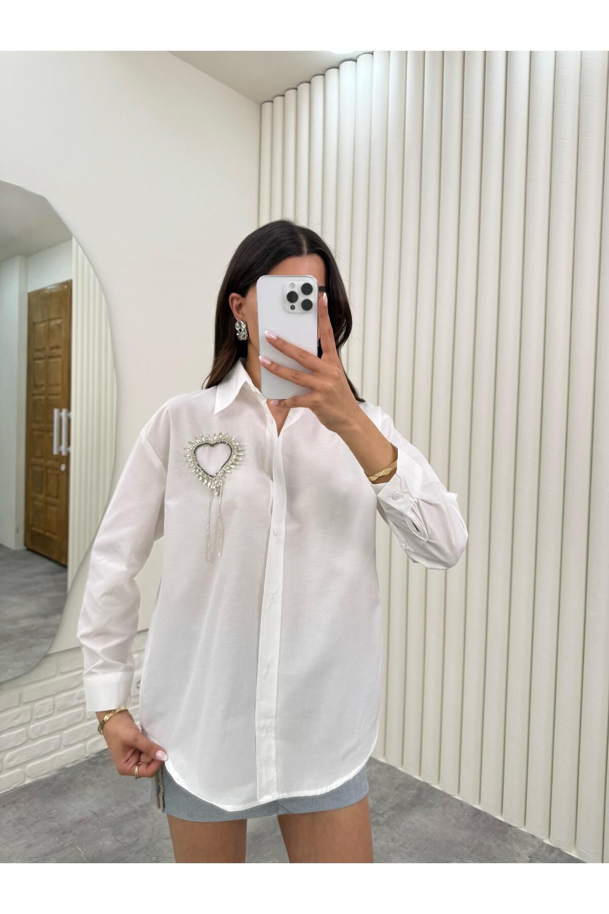 Gaus Beyaz Taşlı Kalp Yaka Detaylı Gömlek Gaus00299