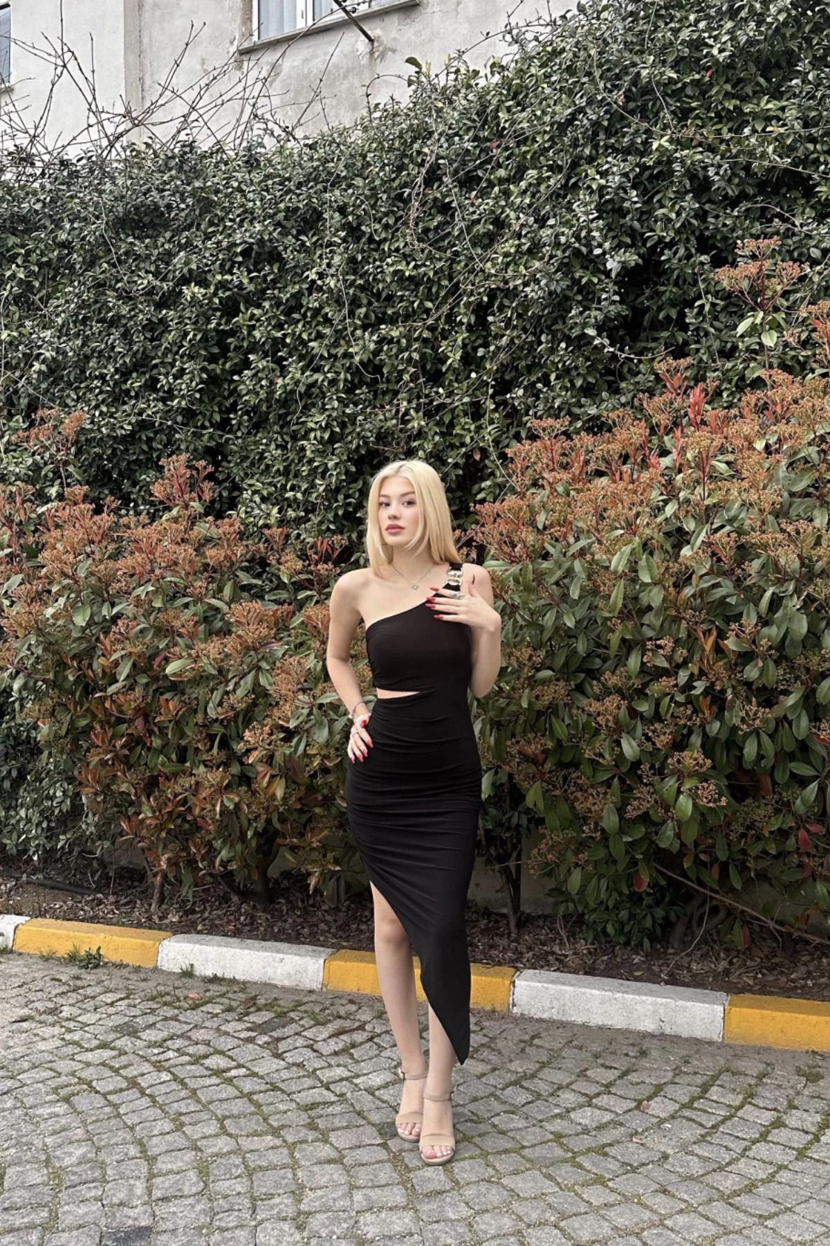 MOZENA Tek Omuz Aksesuarlı Bel Dekolte Midi Elbise